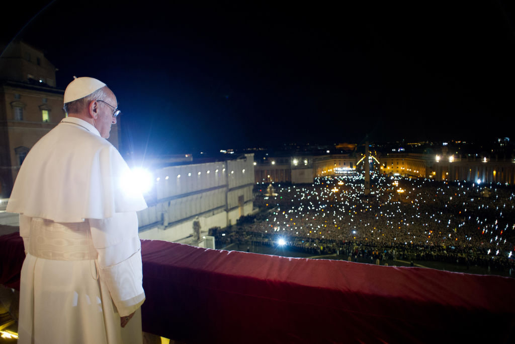 Le nouveau pape José Mario Bergoglio apparaît, sur le balcon de la basilique Saint-Pierre, comme le pape François, élu au second tour de leur conclave secret, le 13 mars 2013, dans la Cité du Vatican, au Vatican.
