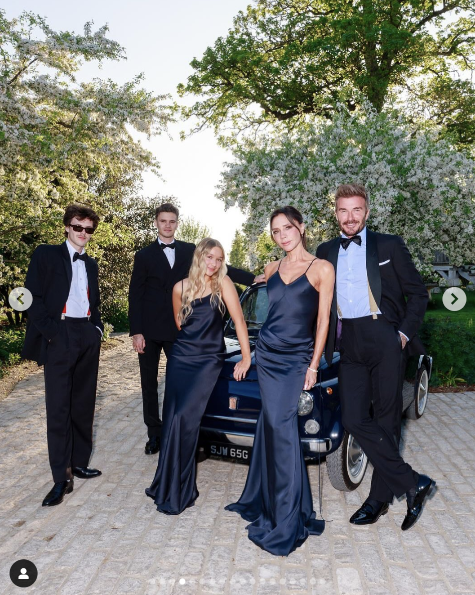 On voit Cruz, Romeo, Harper, Victoria et David Beckham sur une photo publiée le 4 mai 2025 | Source : Instagram/victoriabeckham
