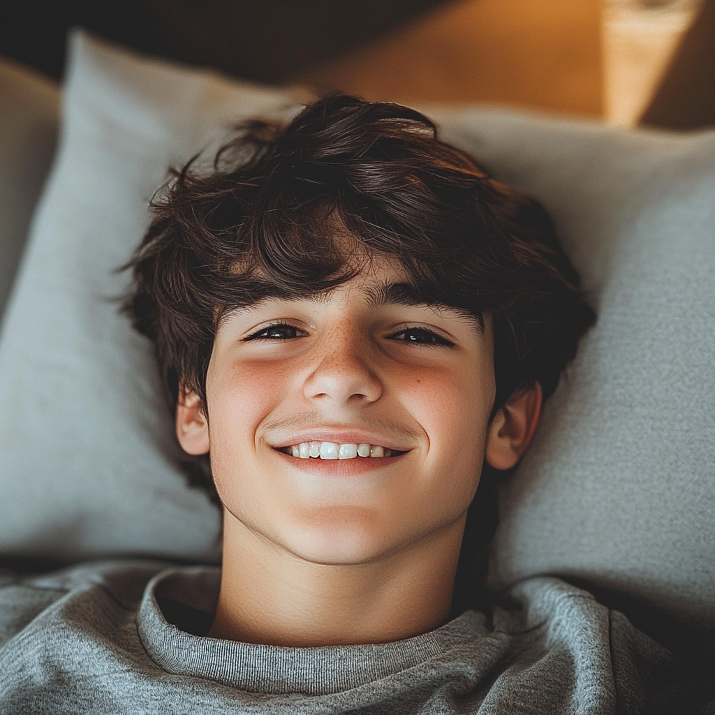 Un adolescent souriant | Source : Midjourney