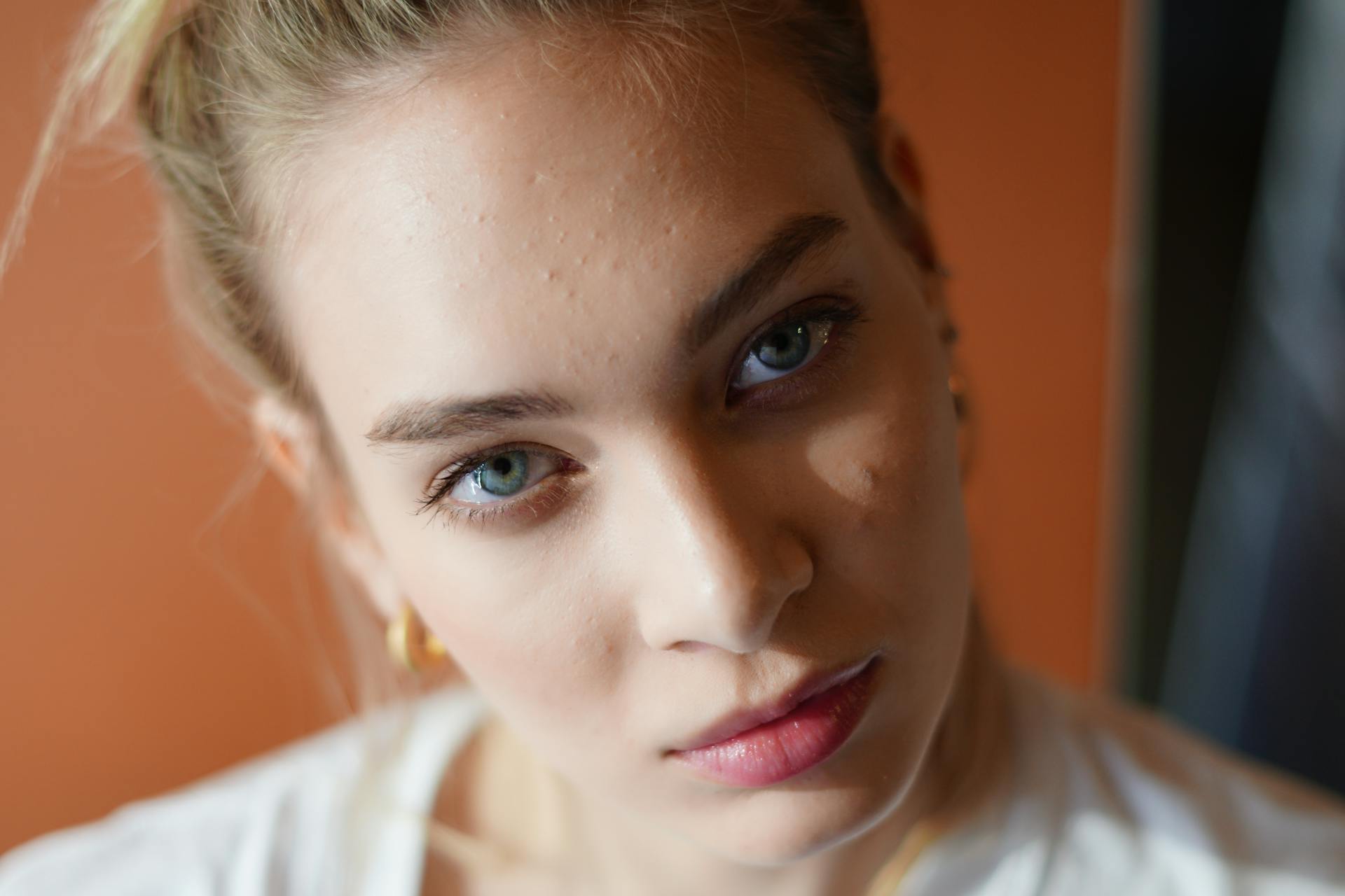 Une femme qui regarde quelqu'un | Source : Pexels