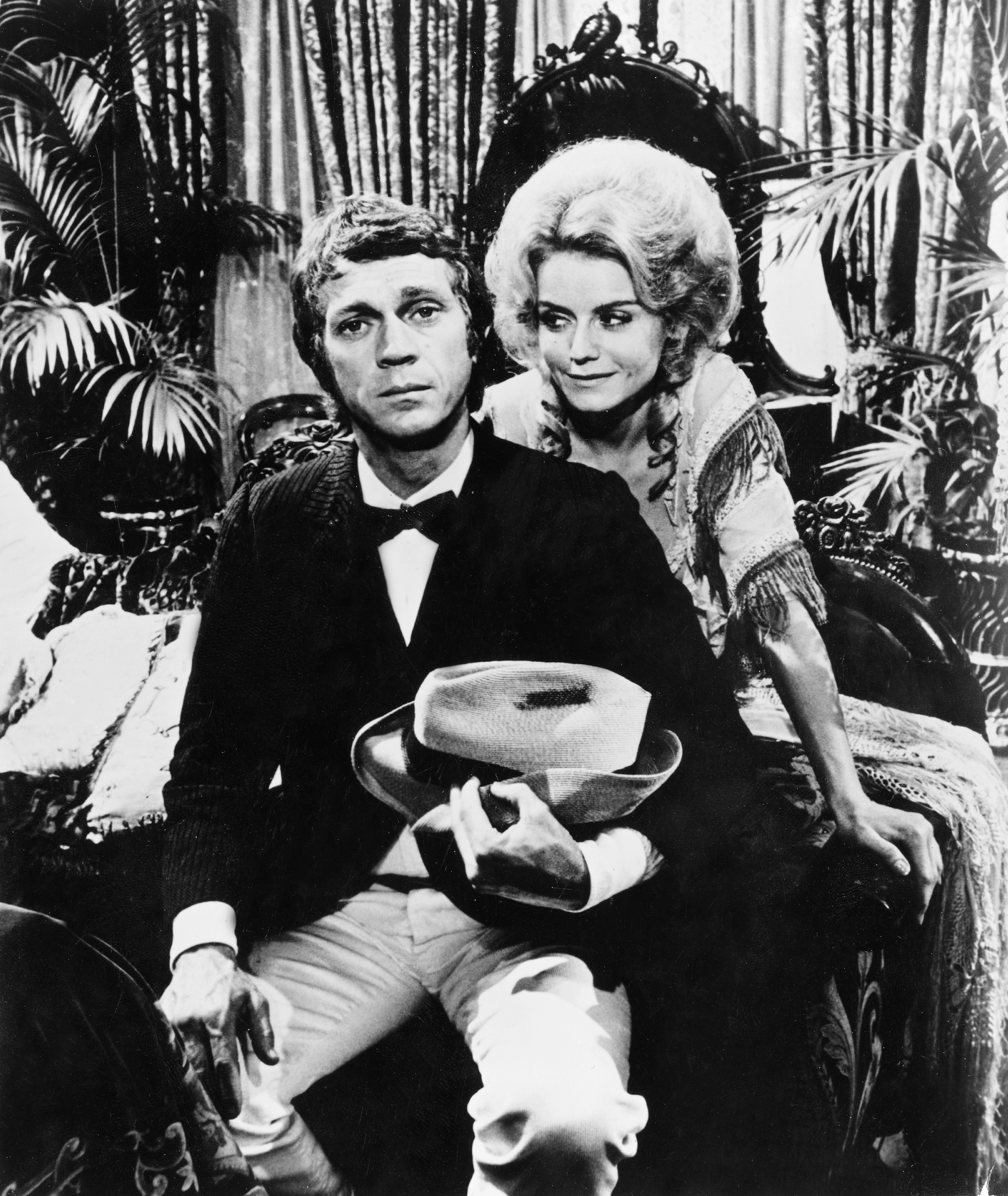 Steve McQueen et Sharon Farrell dans "The Reivers" ; en 1969 | Source : Getty Images
