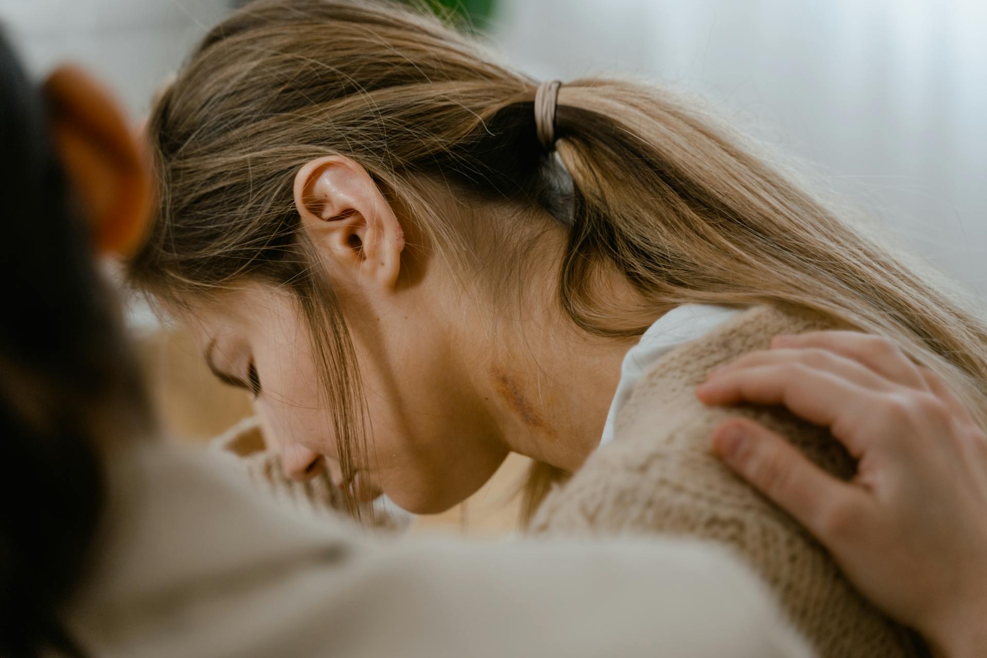 Une femme consolant son amie | Source : Pexels