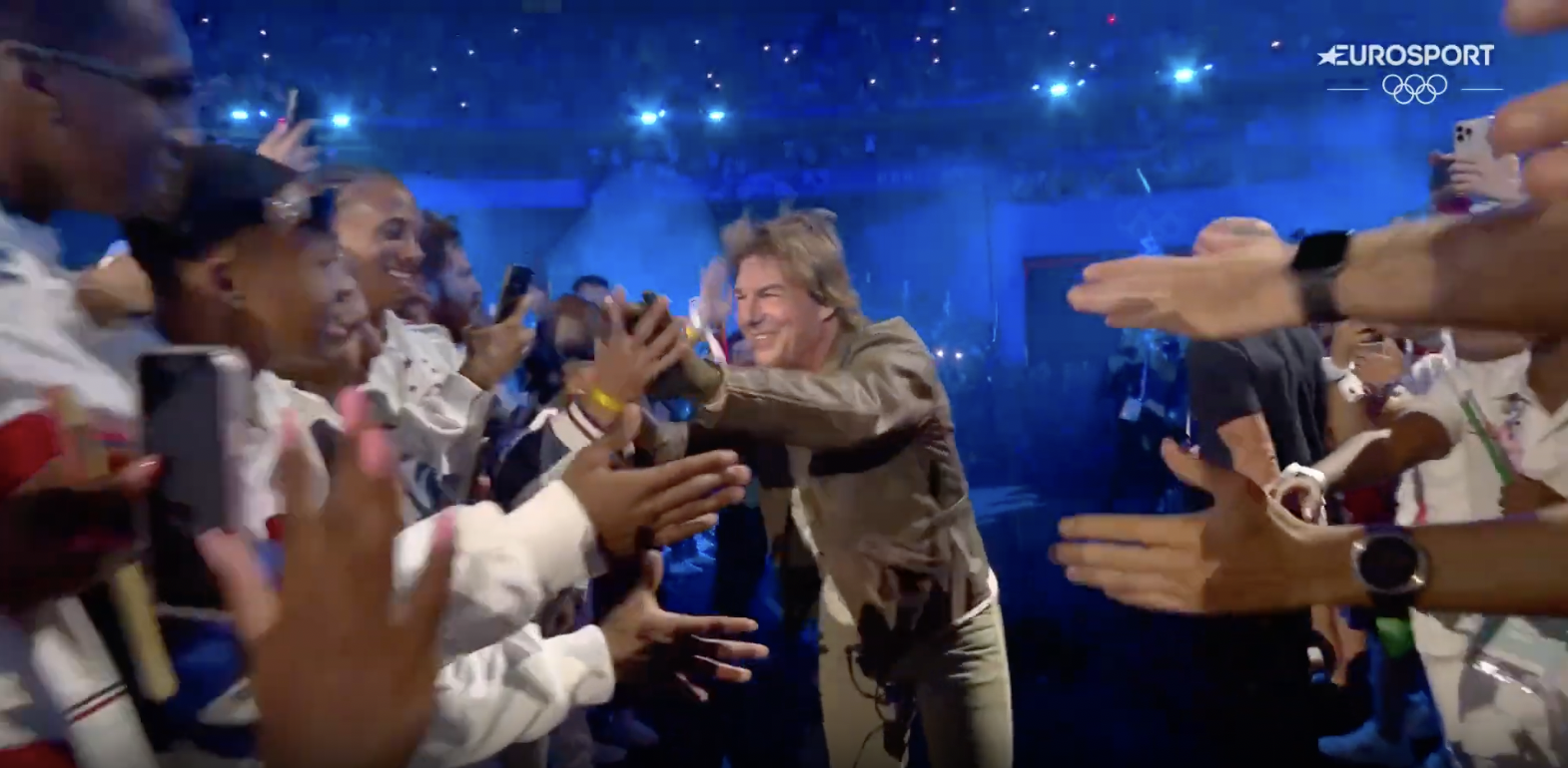 Tom Cruise interagissant avec des fans lors de la cérémonie de clôture des Jeux olympiques de Paris, postée le 12 août 2024 | Source : YouTube/Eurosport