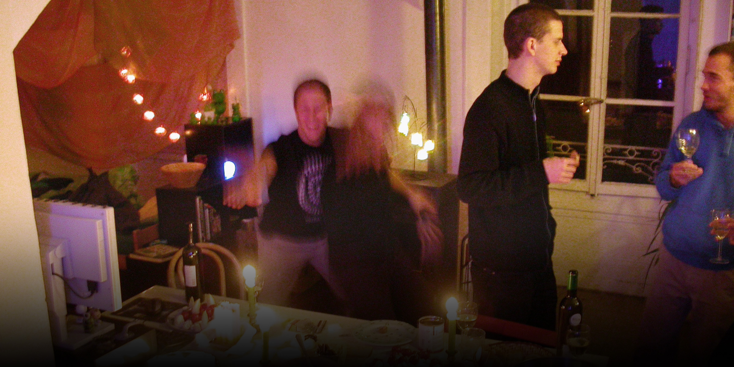 Des gens à une fête de maison | Source : Flickr
