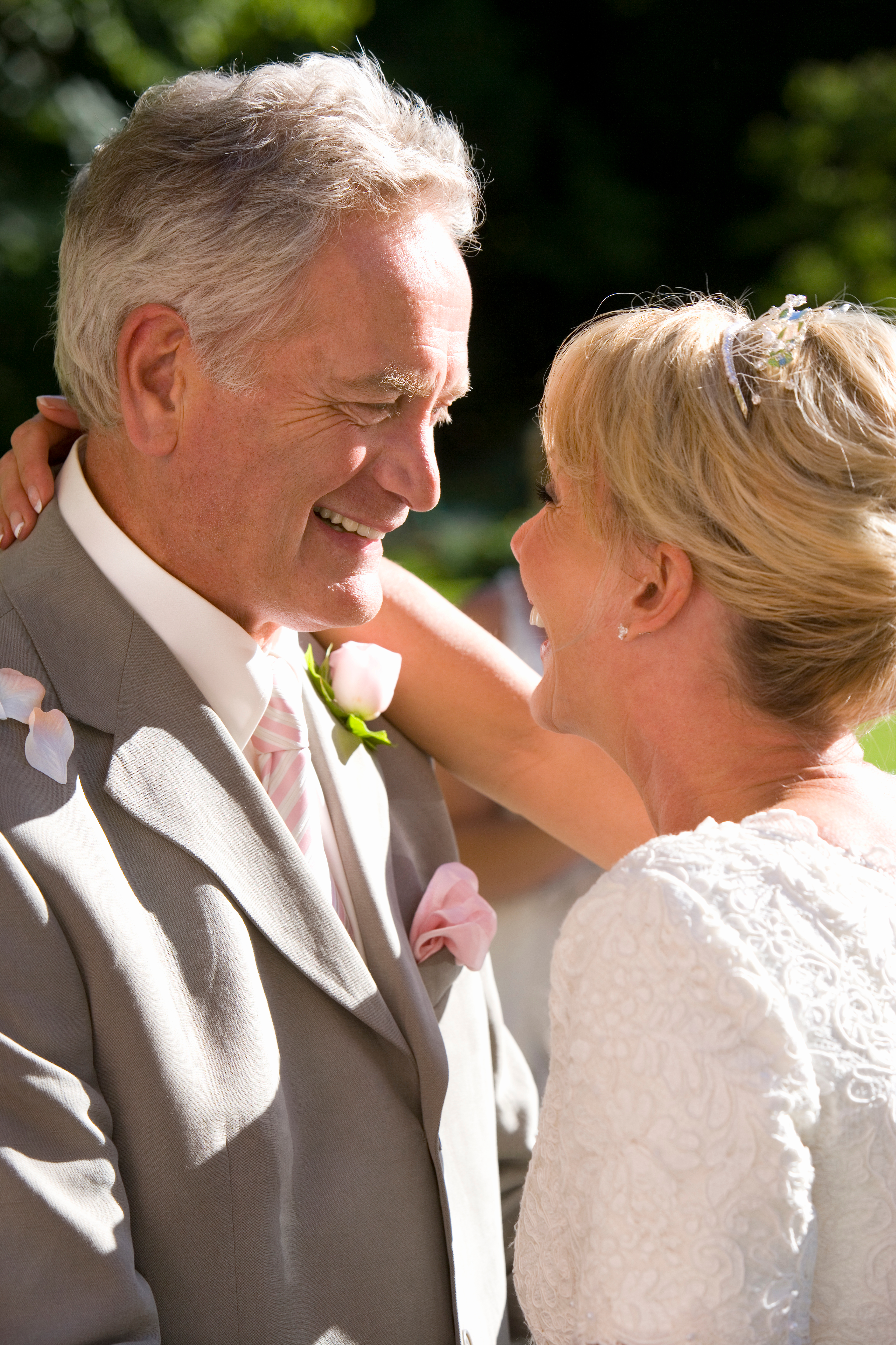 Un couple d'âge moyen s'est marié | Source : Shutterstock