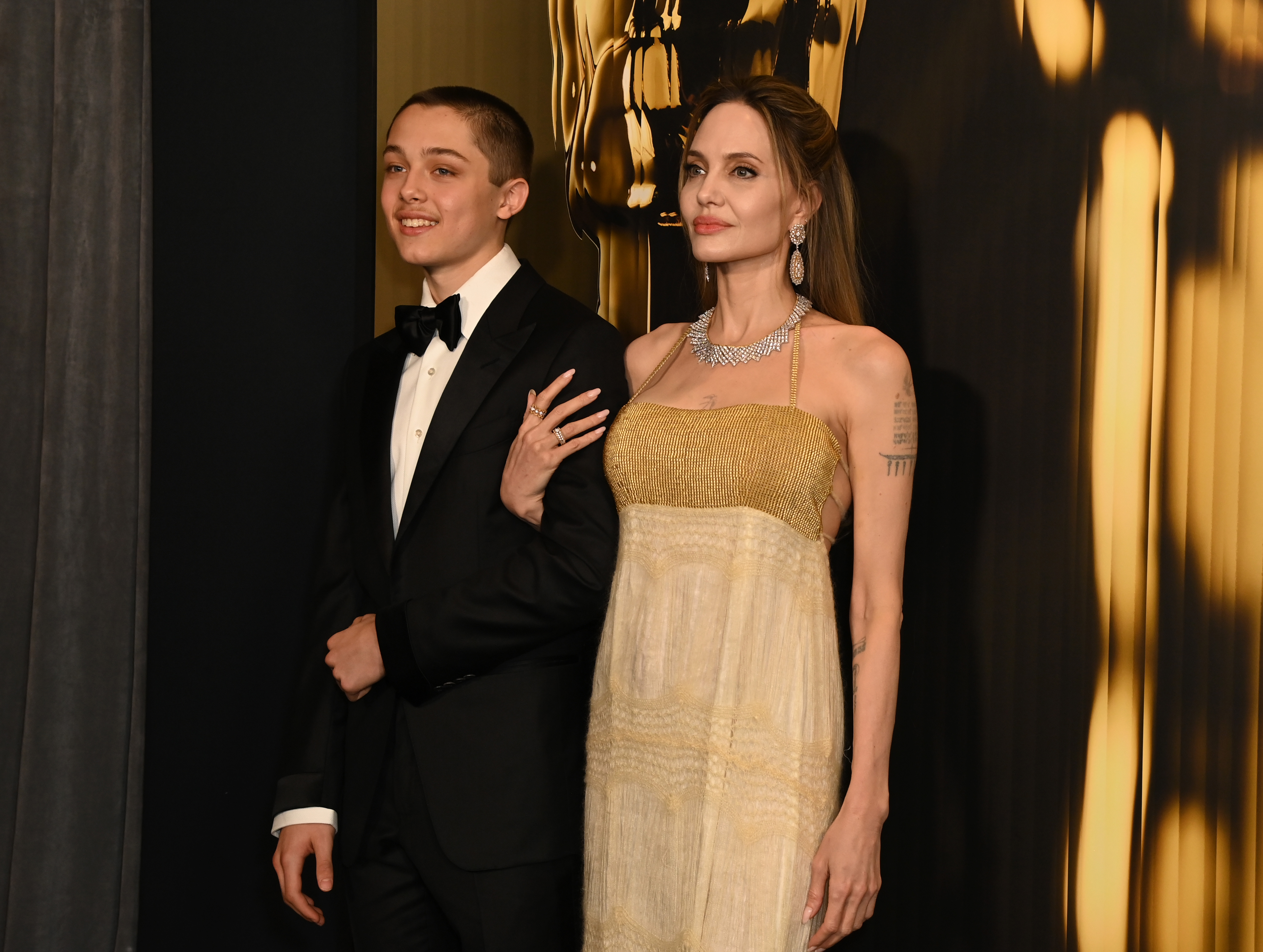 Knox Jolie-Pitt et Angelina Jolie aux 2024 Governors Awards, à Hollywood, en Californie, le 17 novembre 2024 | Getty Images.