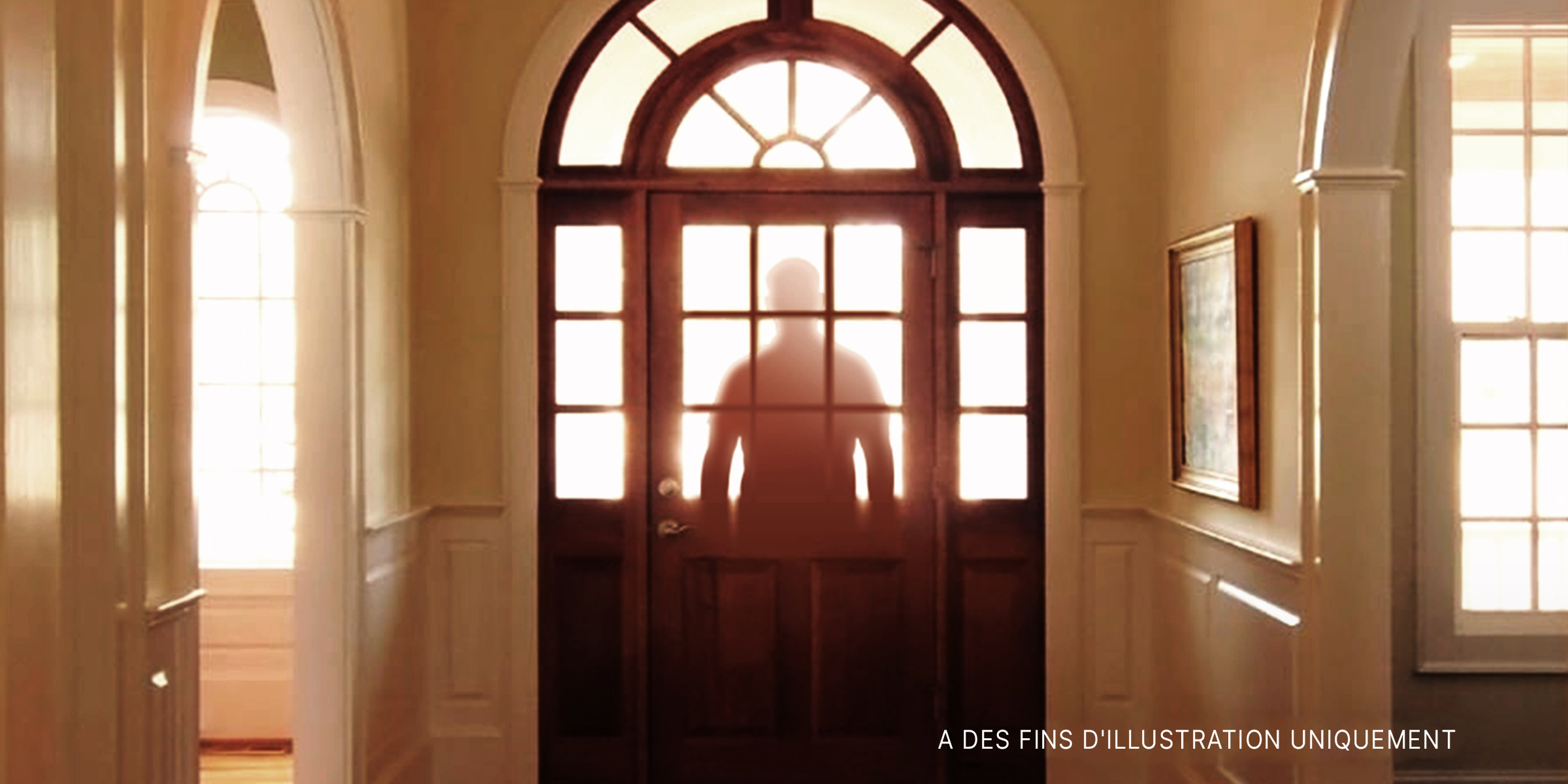 La silhouette d'un homme devant une porte vitrée | Source : Getty Images