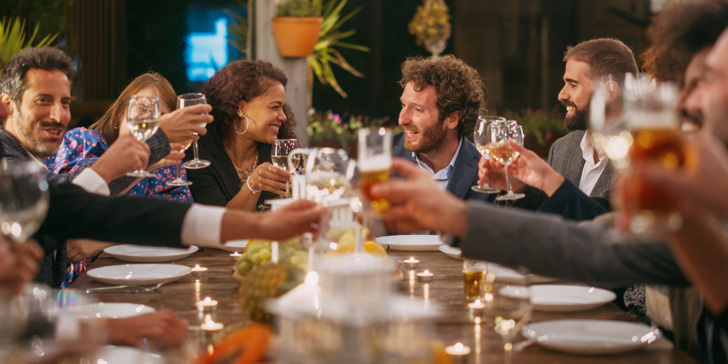 Un dîner entre amis | Source : Shutterstock