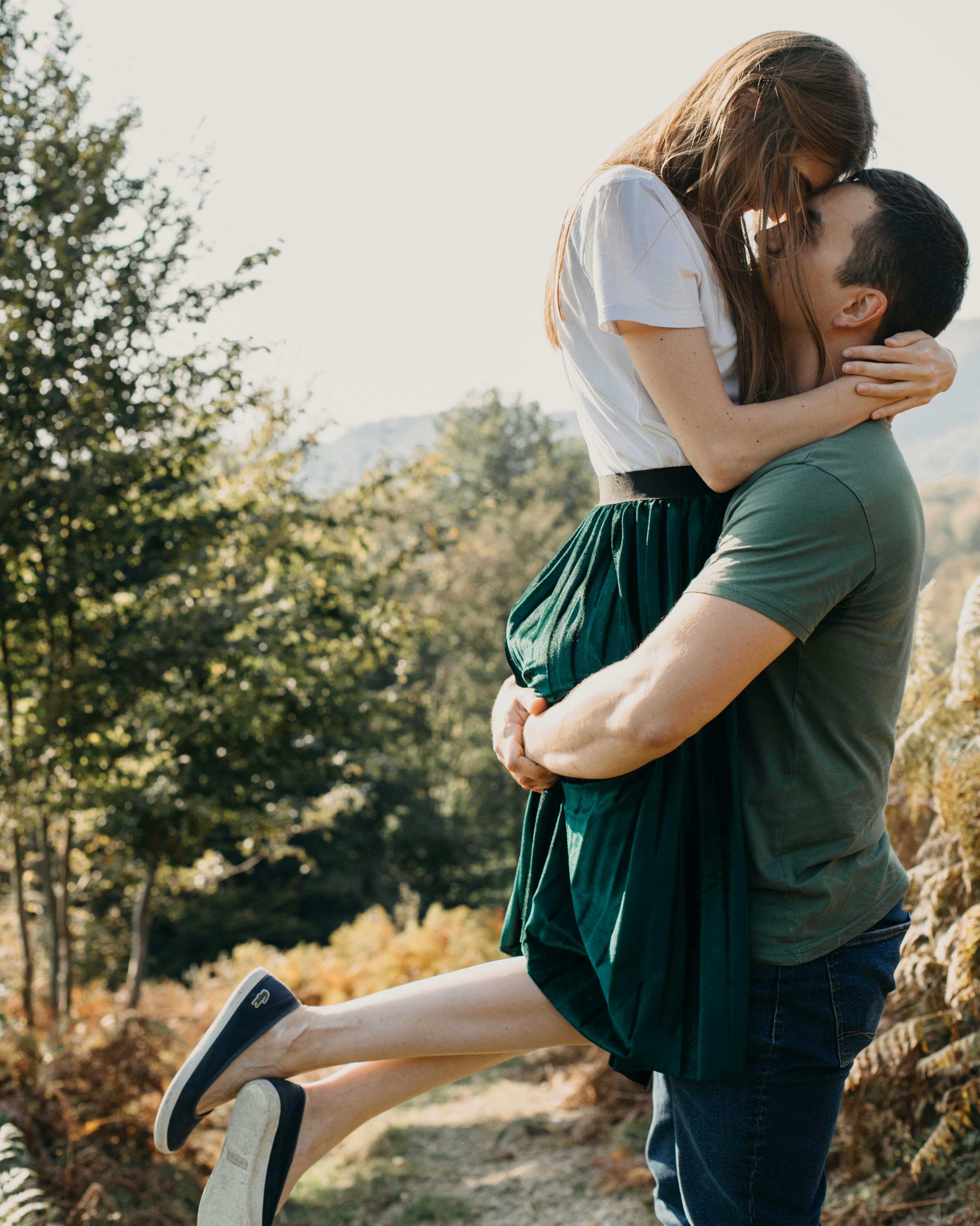 Un jeune couple heureux pose pour une photo | Source : Dmitriy Ganin sur Pexels