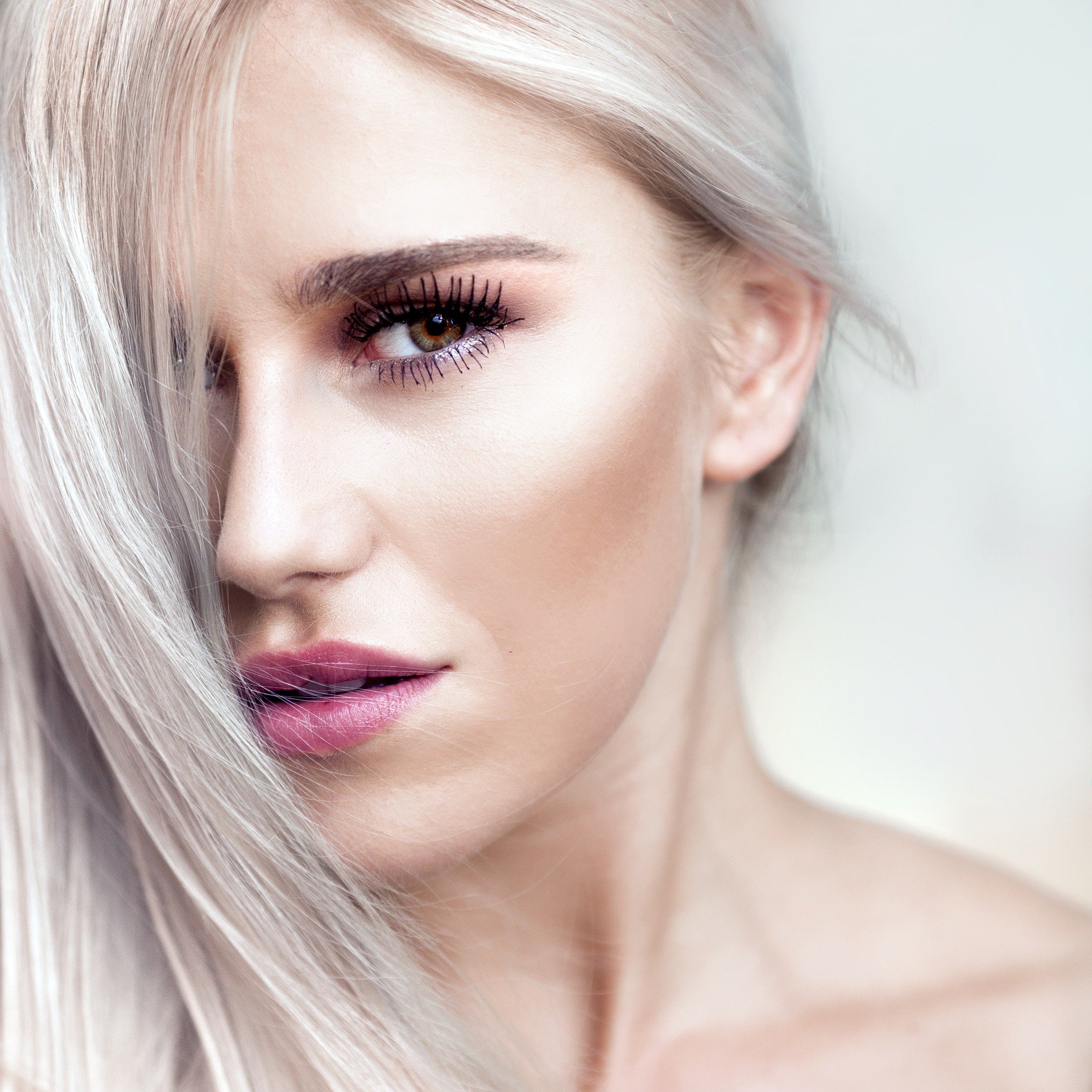 Une jeune femme avec les cheveux blancs | Photo : Pixabay