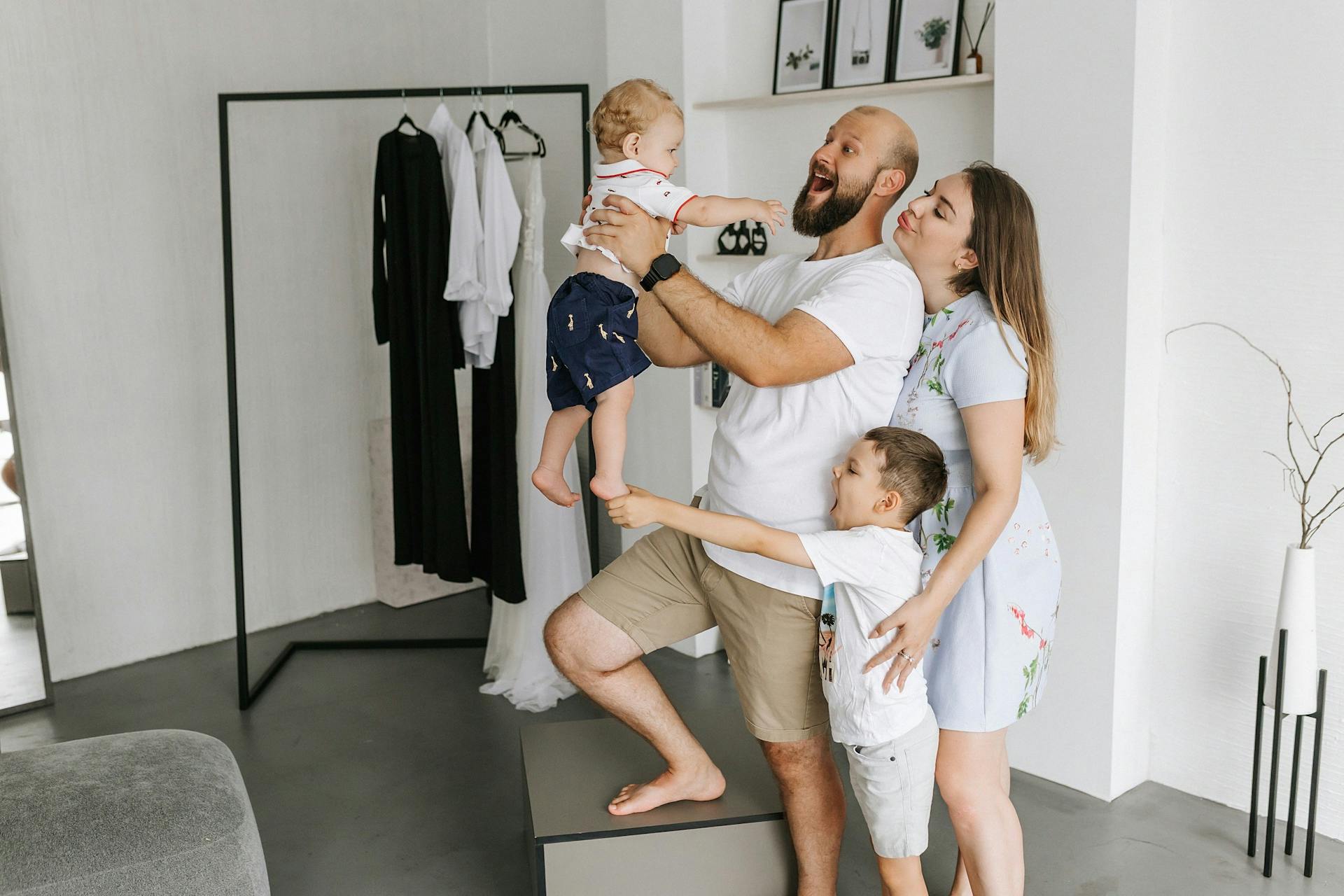 Un couple avec ses deux enfants | Source : Pexels