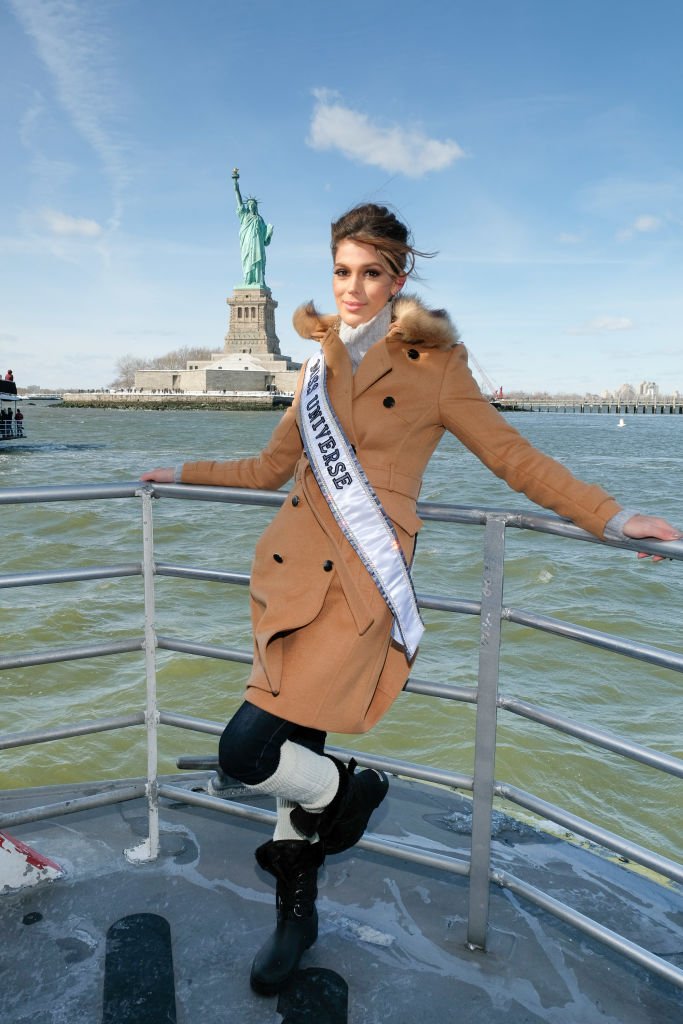 Iris Mittenaere portant son écharpe de Miss Univers en 2017. l Source : Getty Images
