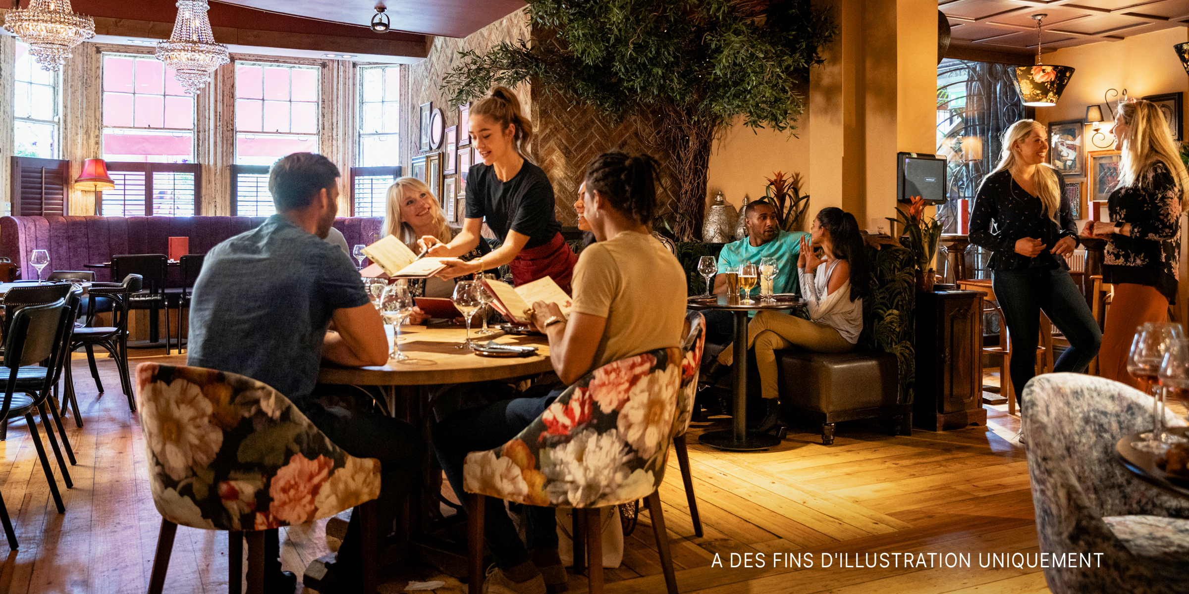 Des personnes dînant dans un restaurant | Source : Shutterstock