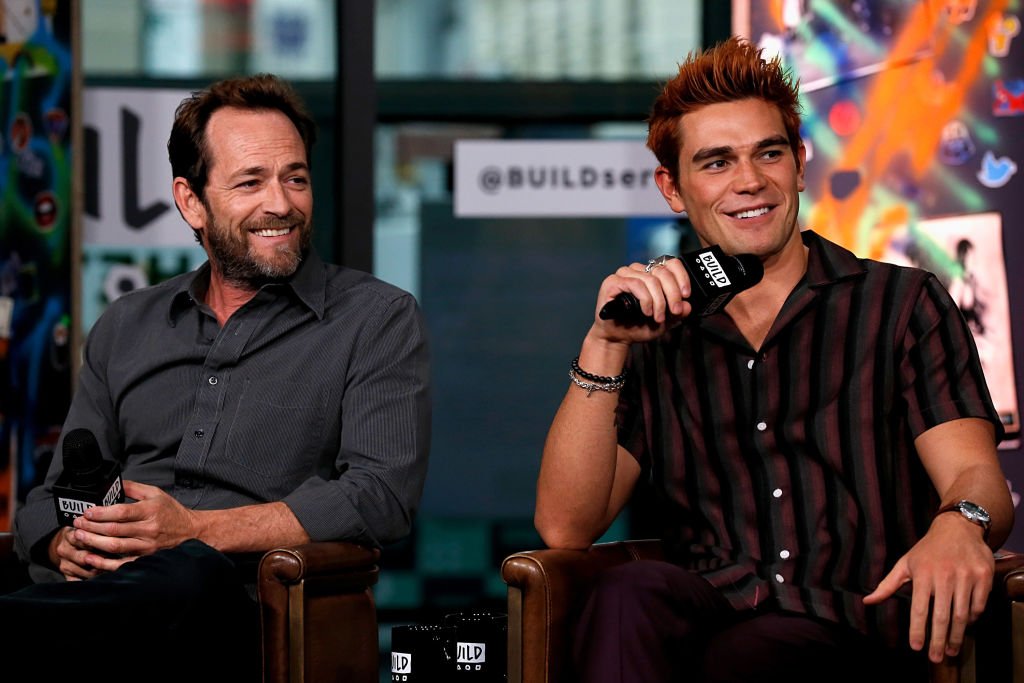 Luke Perry et KJ Apa assistent à la série Build pour discuter de "Riverdale" au Build Studio. | Source: Getty Images