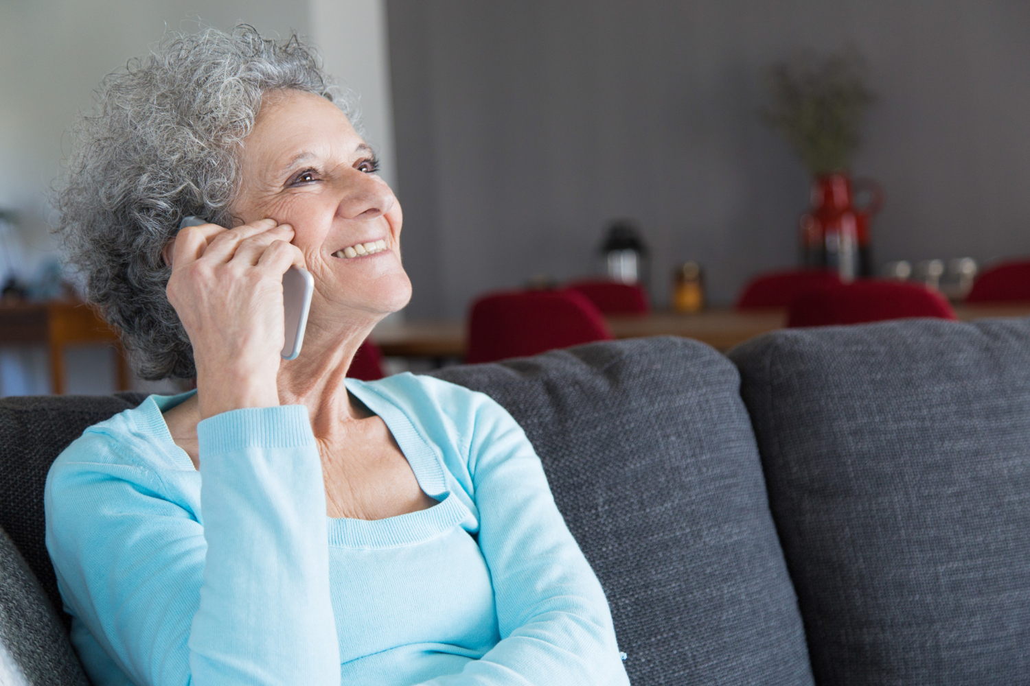 Une femme âgée ravie de parler au téléphone | Source : Freepik