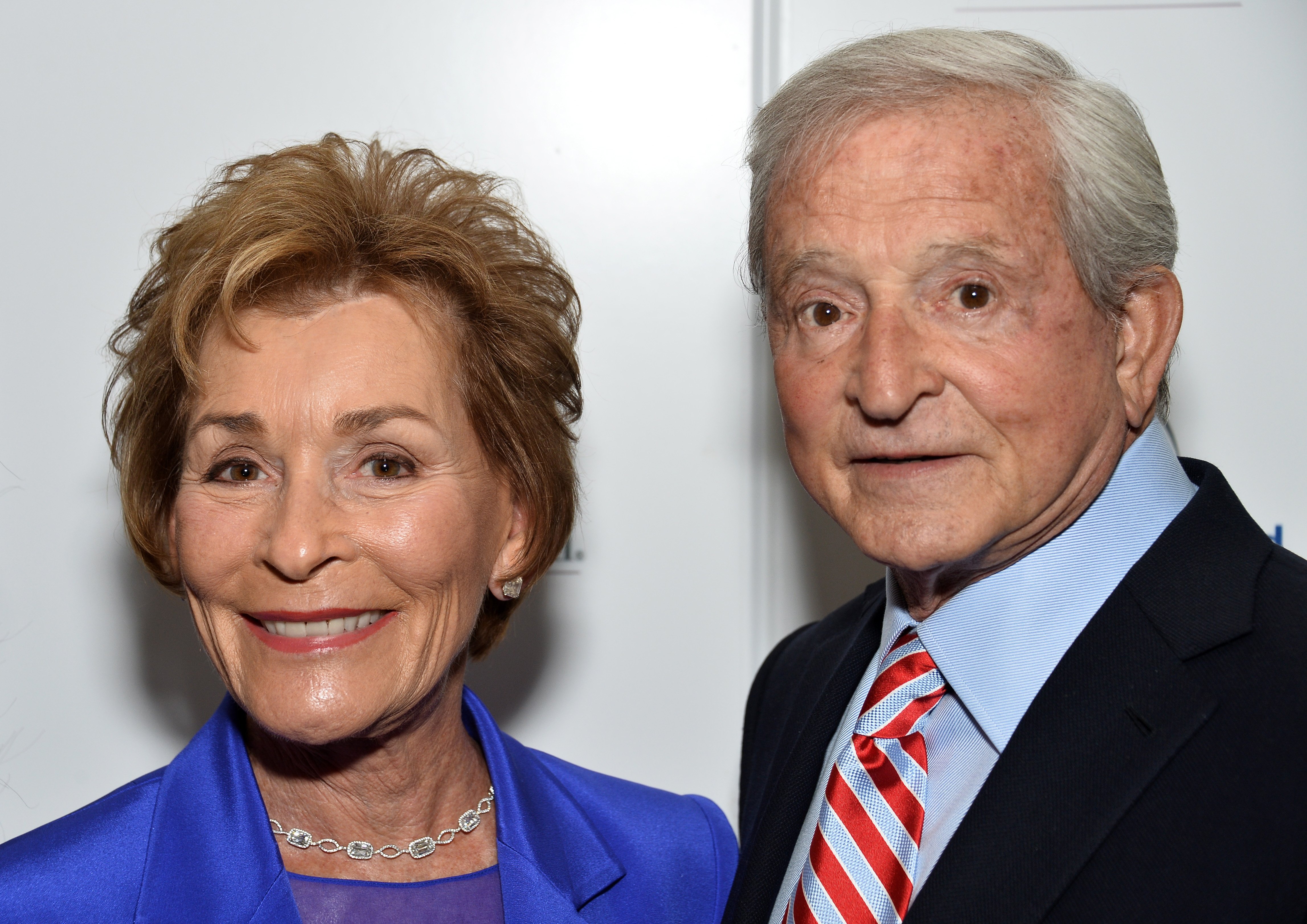 Judy Sheindlin et son mari Jerry Sheindlin arrivent au déjeuner annuel de la Women's Guild Cedars-Sinai à l'hôtel Regent Beverly Wilshire le 13 avril 2015 à Beverly Hills, en Californie. | Source : Getty Images