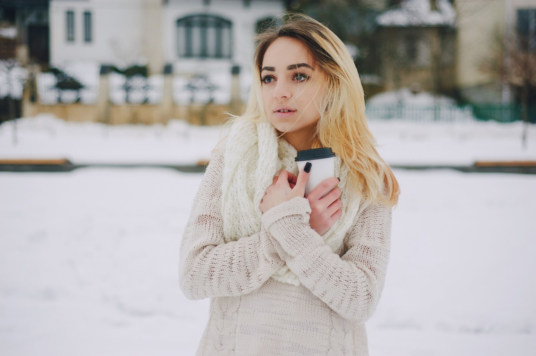 Une femme sérieuse à l'extérieur dans la neige | Source : Freepik