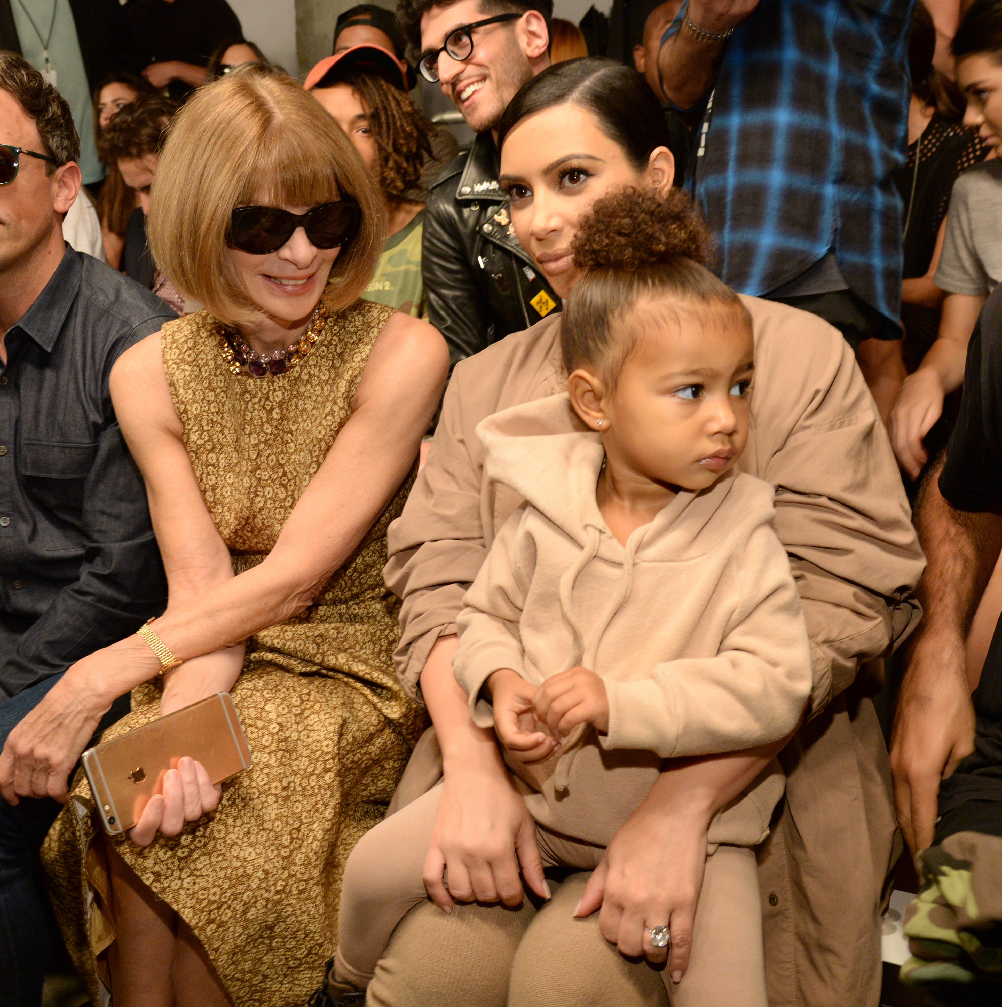 Anna Wintour, Kim Kardashian West et North West assistent au défilé Kanye West Yeezy Season 2 lors de la semaine de la mode à New York, le 16 septembre 2015. | Source : Getty Images