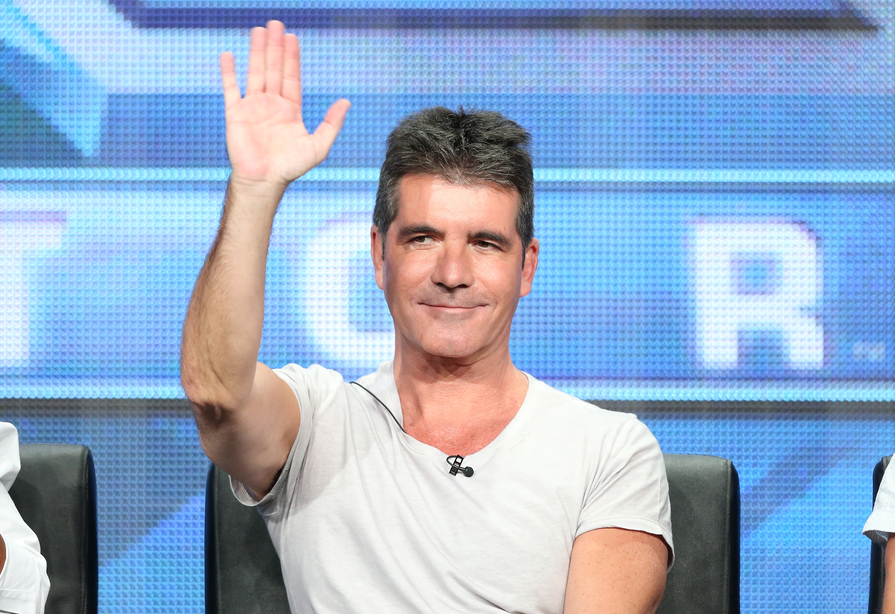 Simon Cowell s'exprime sur scène lors de la table ronde "The X Factor" le 1er août 2013 | Source : Getty Images