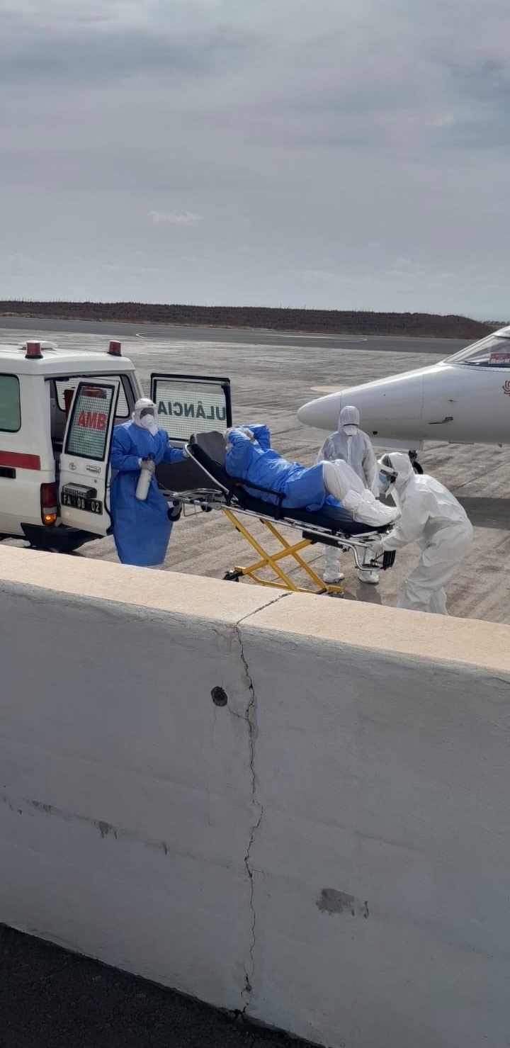 Des professionnels de santé en tenue de protection transfèrent des patients dans une ambulance après l'évacuation de trois cas suspects d'infection par le hantavirus d'un navire à Praia, au Cap-Vert, le 6 mai 2026. | Source : Getty Images