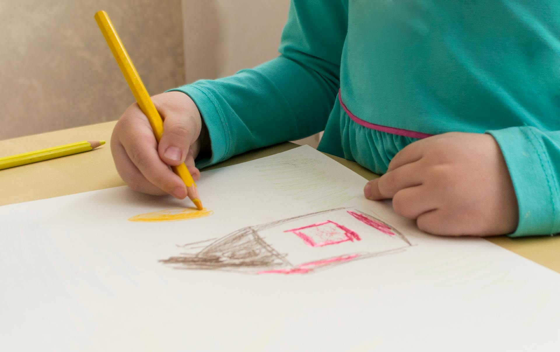 Un enfant dessine une maison | Source : Pexels