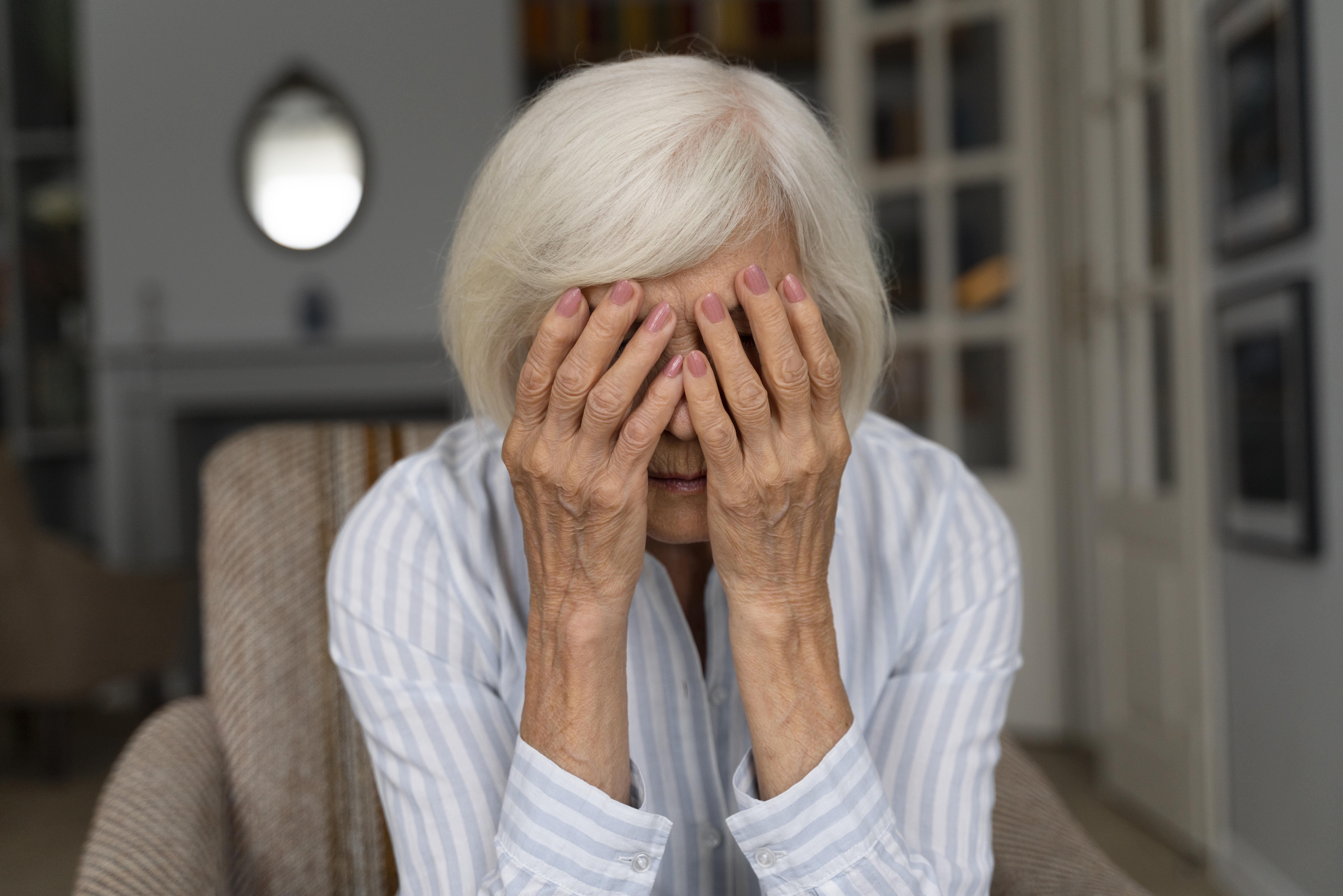 Une femme âgée triste | Source : Freepik