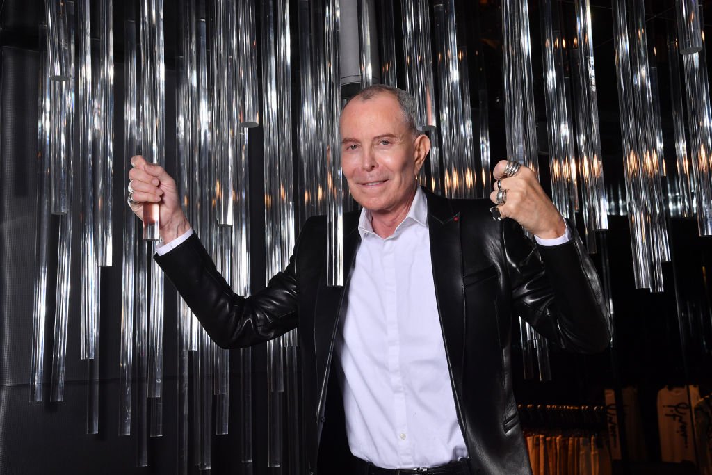  Le créateur de mode Jean-Claude Jitrois pose pour son 77e anniversaire à sa boutique parisienne le 07 janvier 2021 à Paris, France. | Photo : Getty Images