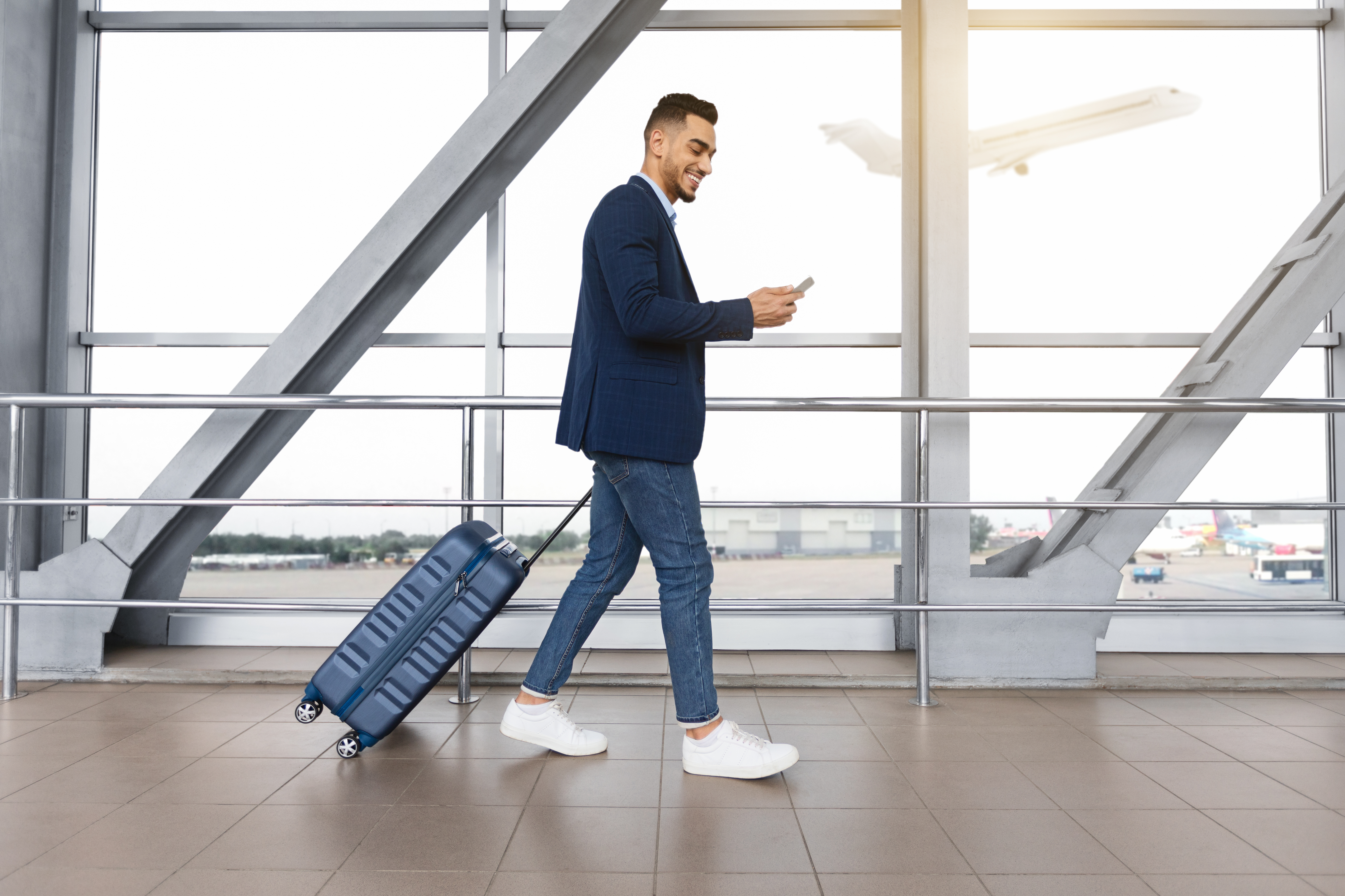 Un homme à l'aéroport | Source : Shutterstock