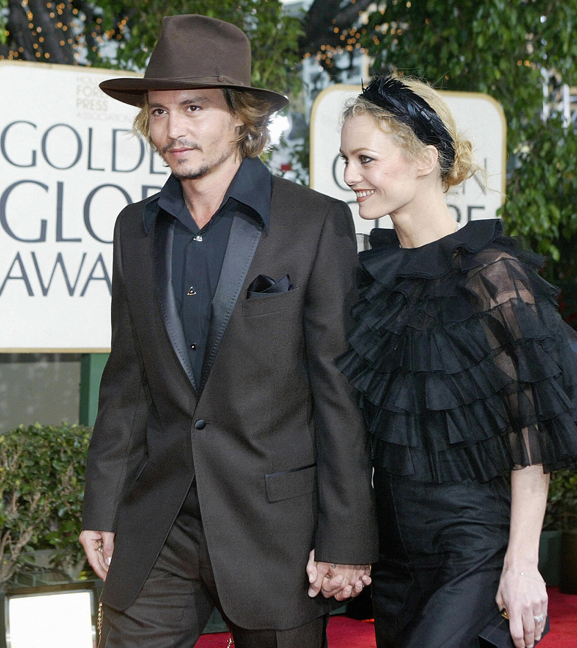 Johnny Depp et Vanessa Paradis arrivent à la 61e cérémonie des Golden Globe Awards à Beverly Hills le 25 janvier 2004 | Source : Getty Images