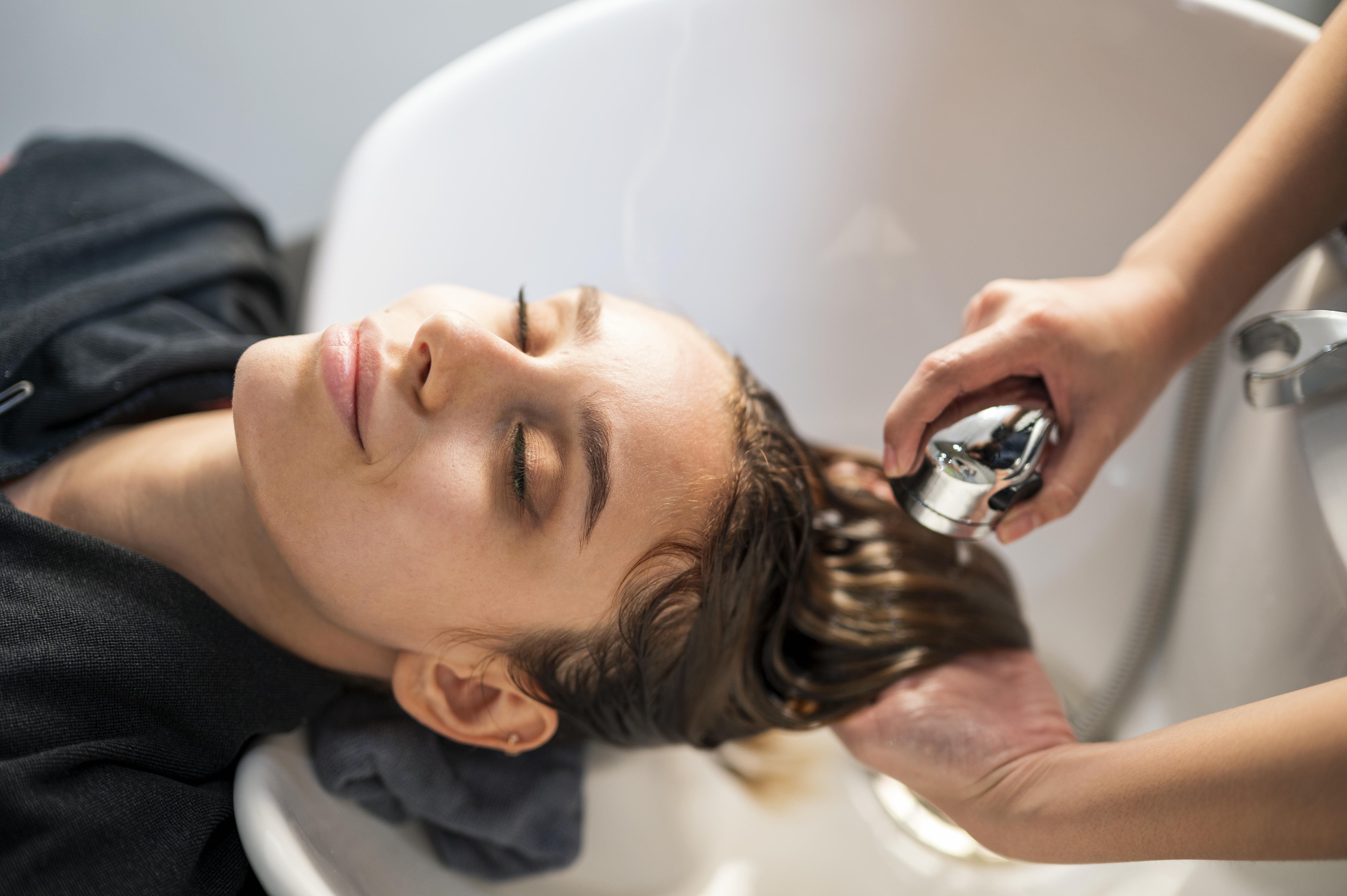 Une femme se fait laver les cheveux dans un salon de coiffure | Source : Getty Images