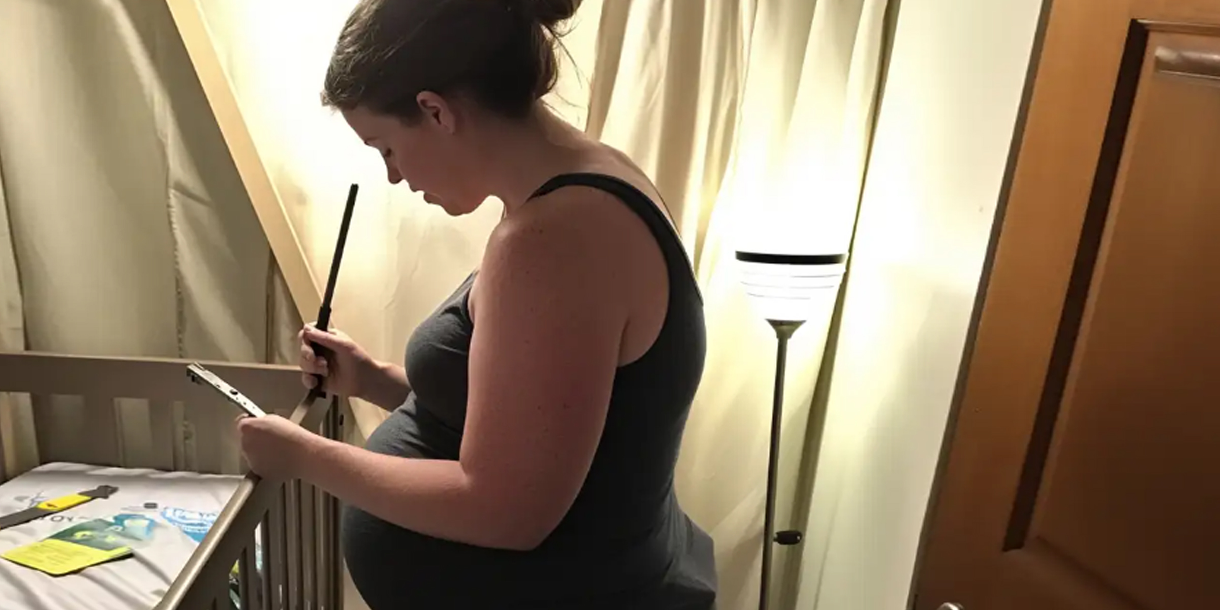 Une femme enceinte qui assemble un berceau | Source : Amomama