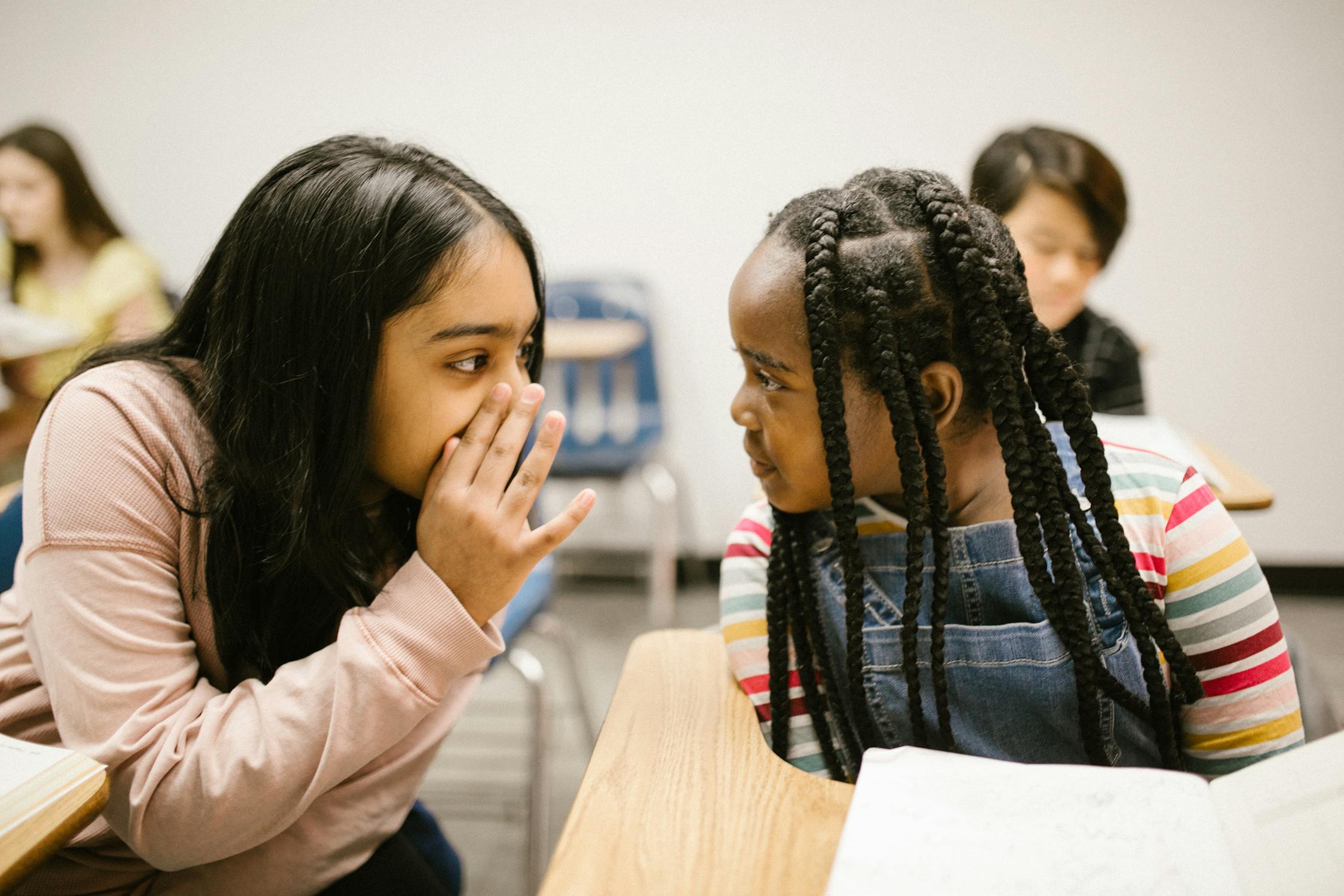 Deux filles qui chuchotent | Source : Pexels