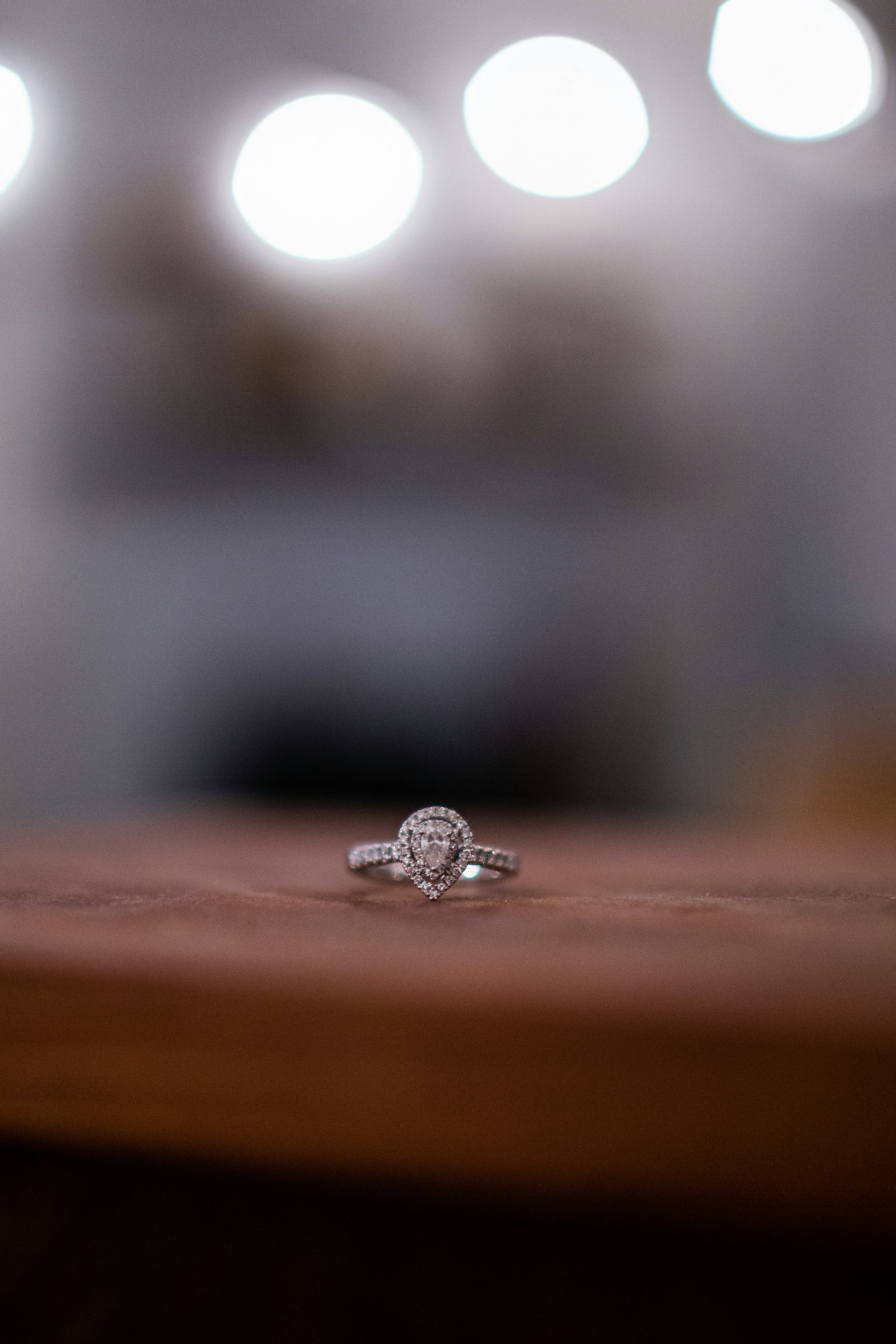 Une bague en diamant sur la table | Source : Unsplash