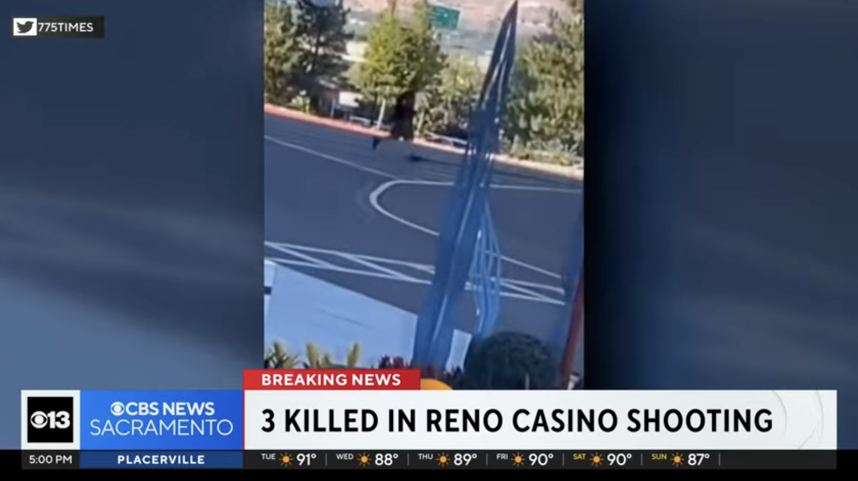 Images du suspect courant vers le parking de l'hôtel Grand Sierra le 28 juillet 2025. | Source : YouTube/CBS News Sacramento