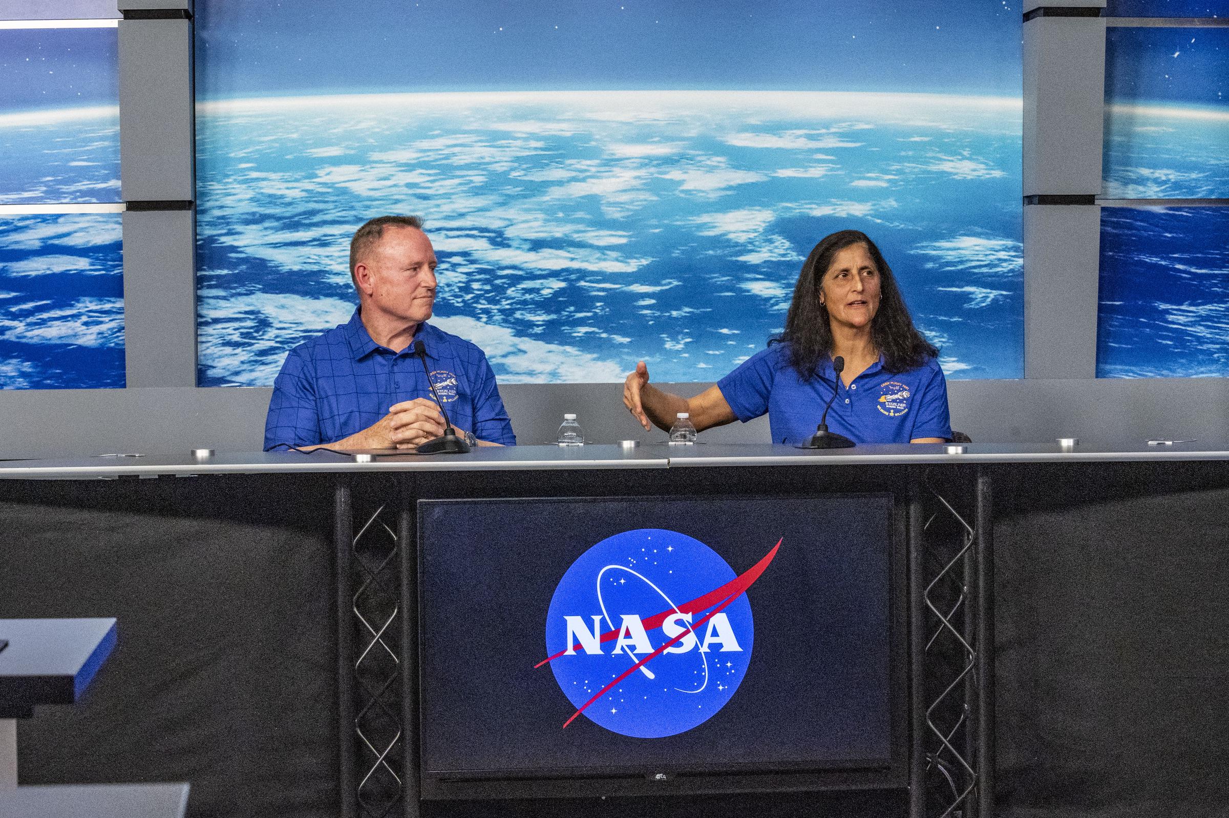 Barry Butch Wilmore et Sunita Suni Williams, répondent aux questions lors d'un point presse En mars 2024 | Source : Getty Images