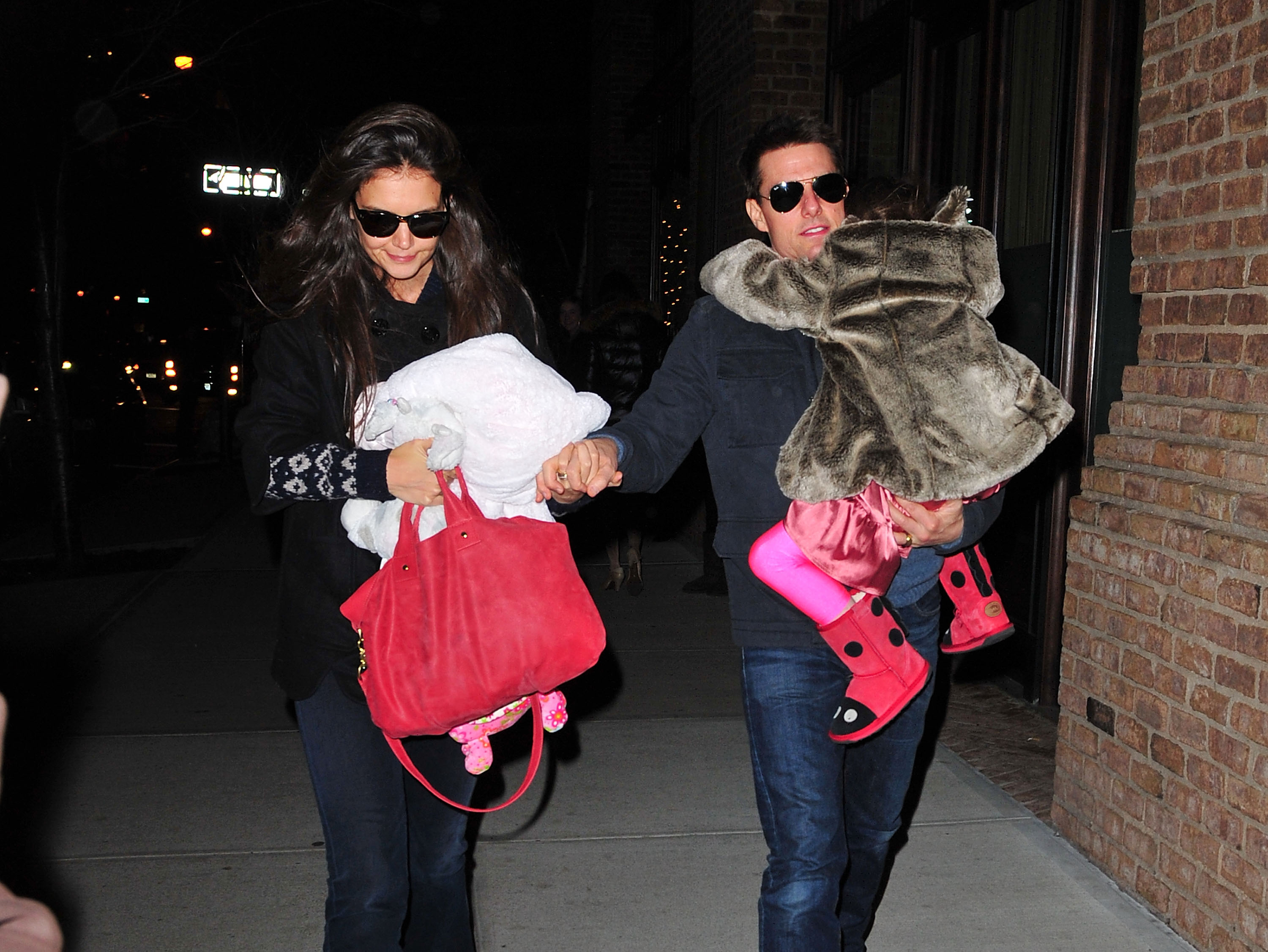 Katie Holmes, Tom Cruise et Suri Cruise vus dans les rues de Manhattan à New York, le 17 décembre 2011. | Source : Getty Images
