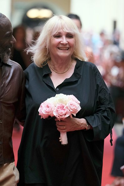 Julie défile lors du défilé de mode "Over Fifty...et Alors ?", le 17 juin 2019 à Paris, en France. |Photo : Getty Images
