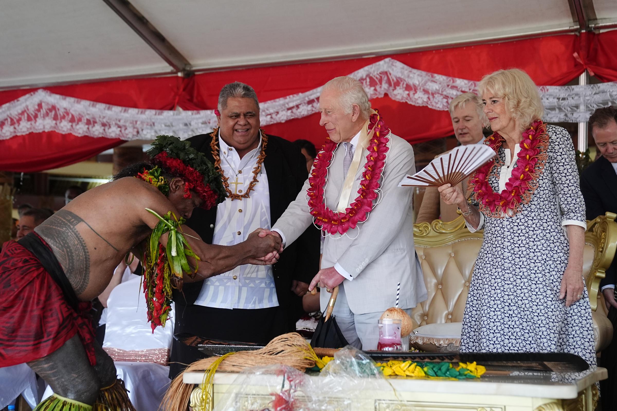 Le roi Charles III et la reine Camilla avec des habitants et des fonctionnaires samoans. | Source : Getty Images