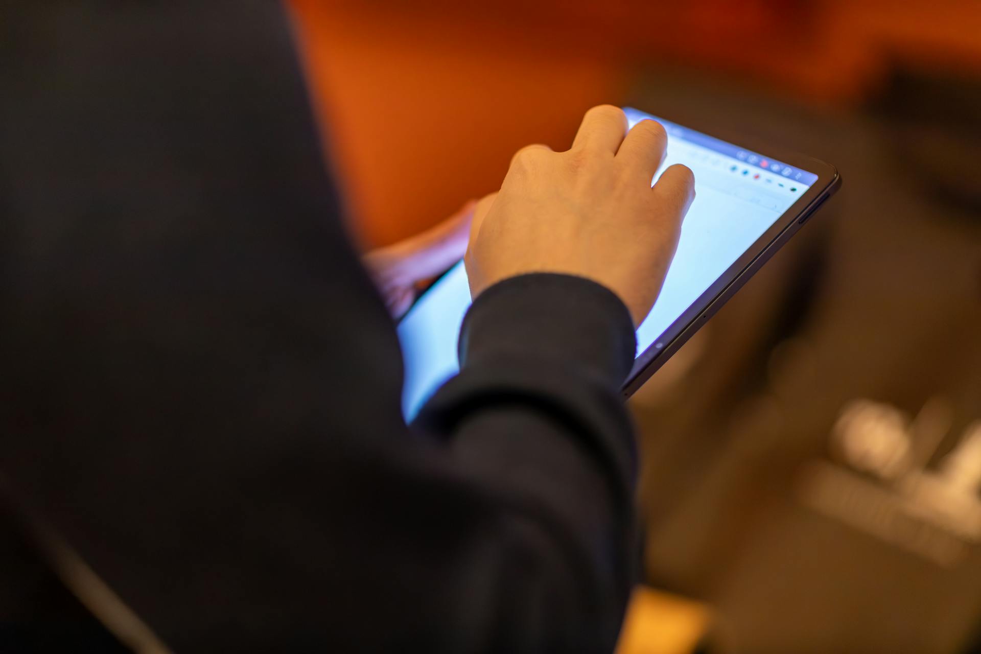 Une personne tenant une tablette | Source : Pexels