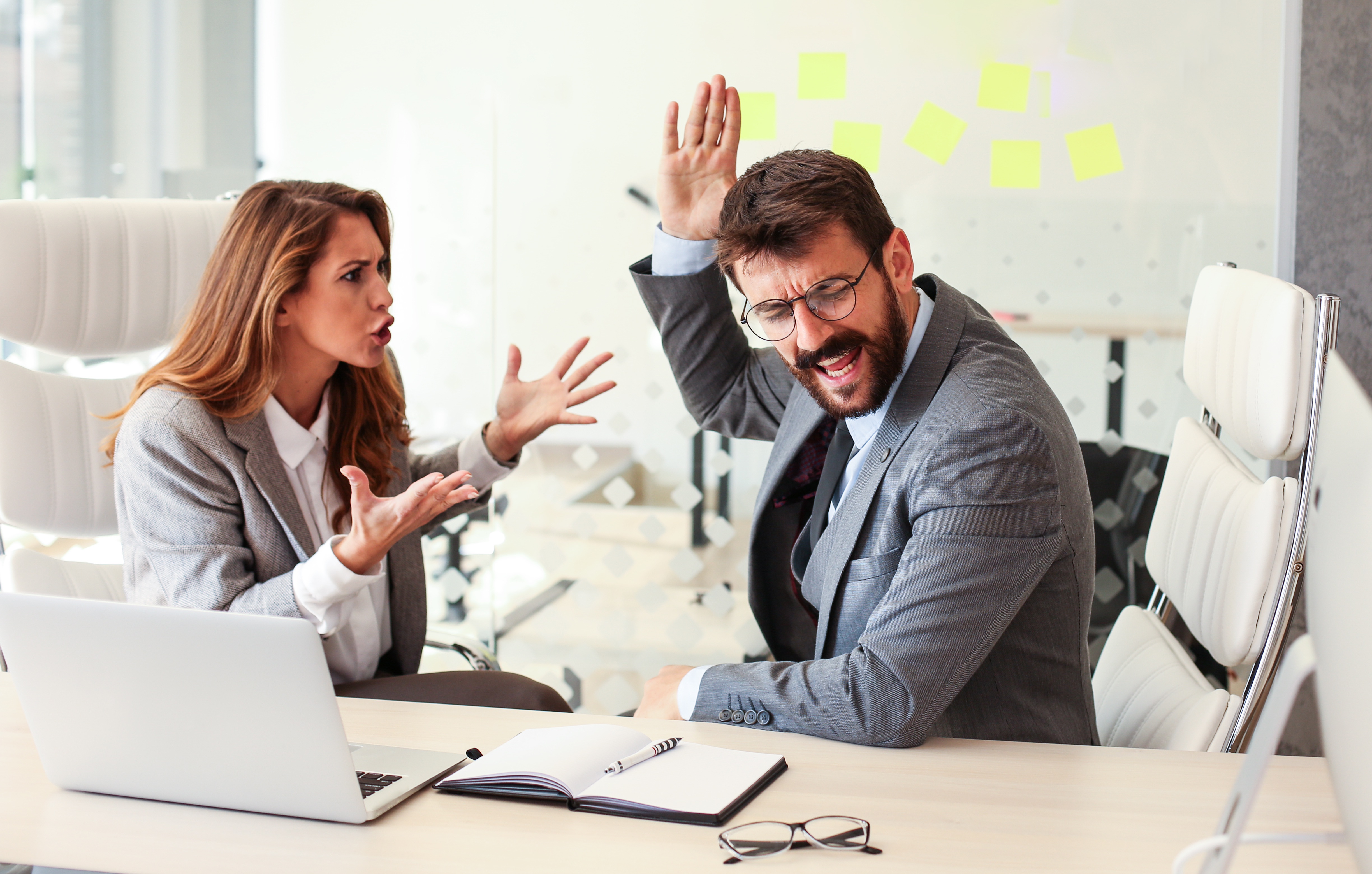 Le propriétaire d'une entreprise rejette les griefs des employés | Source : Getty Images