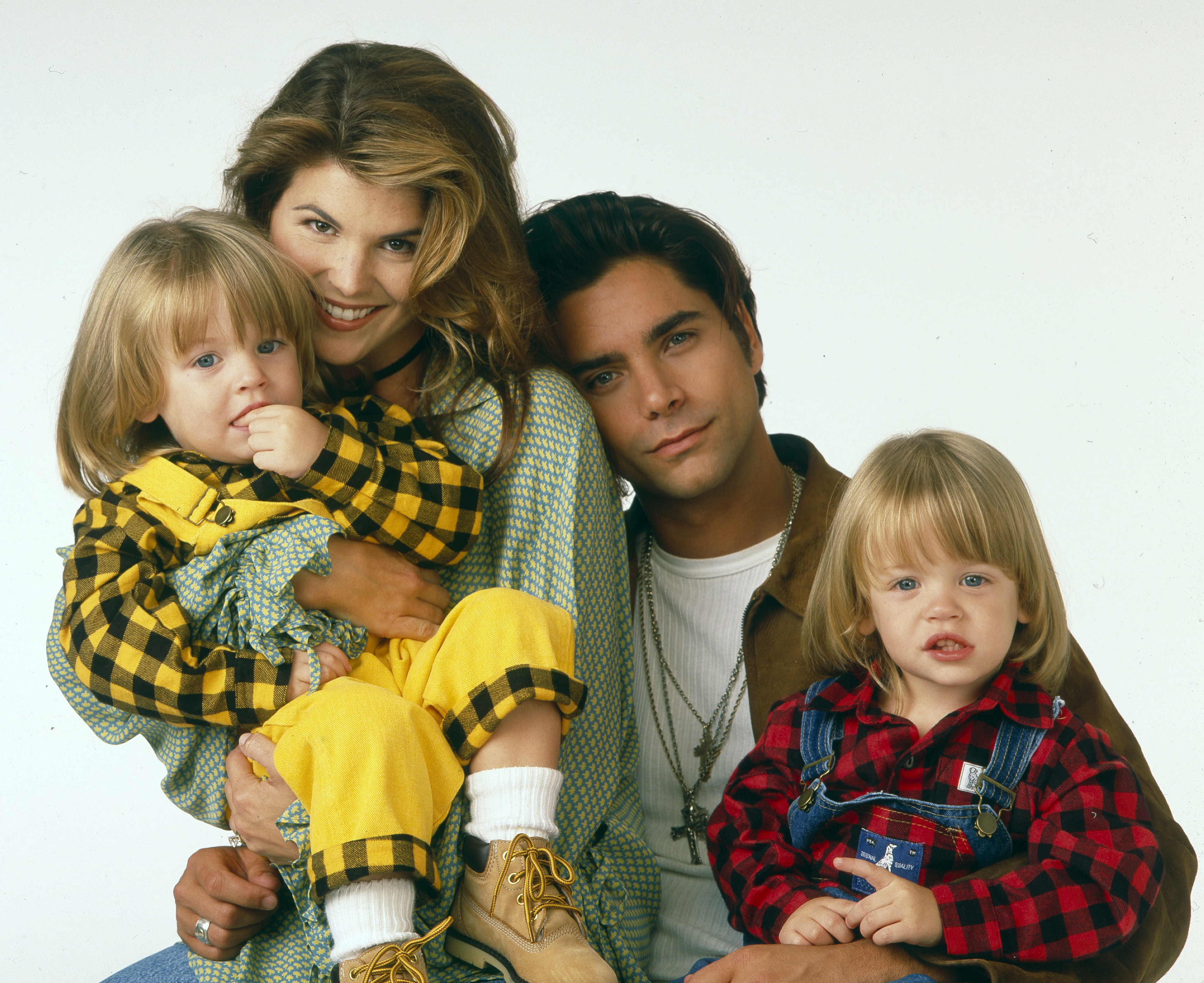 (G-R) Dylan Tuomy-Wilhoit, Lori Loughlin, John Stamos, Blake Tuomy-Wilhoit dans la photo promotionnelle "Full House", le 14 septembre 1993 | Source : Getty Images