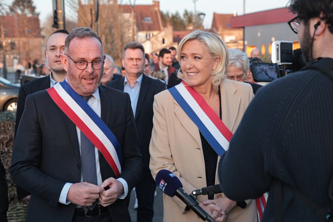 Marine Le Pen inaugurant l'avenue au nom de Brigitte Bardot  | Photo : X/Marine Le Pen