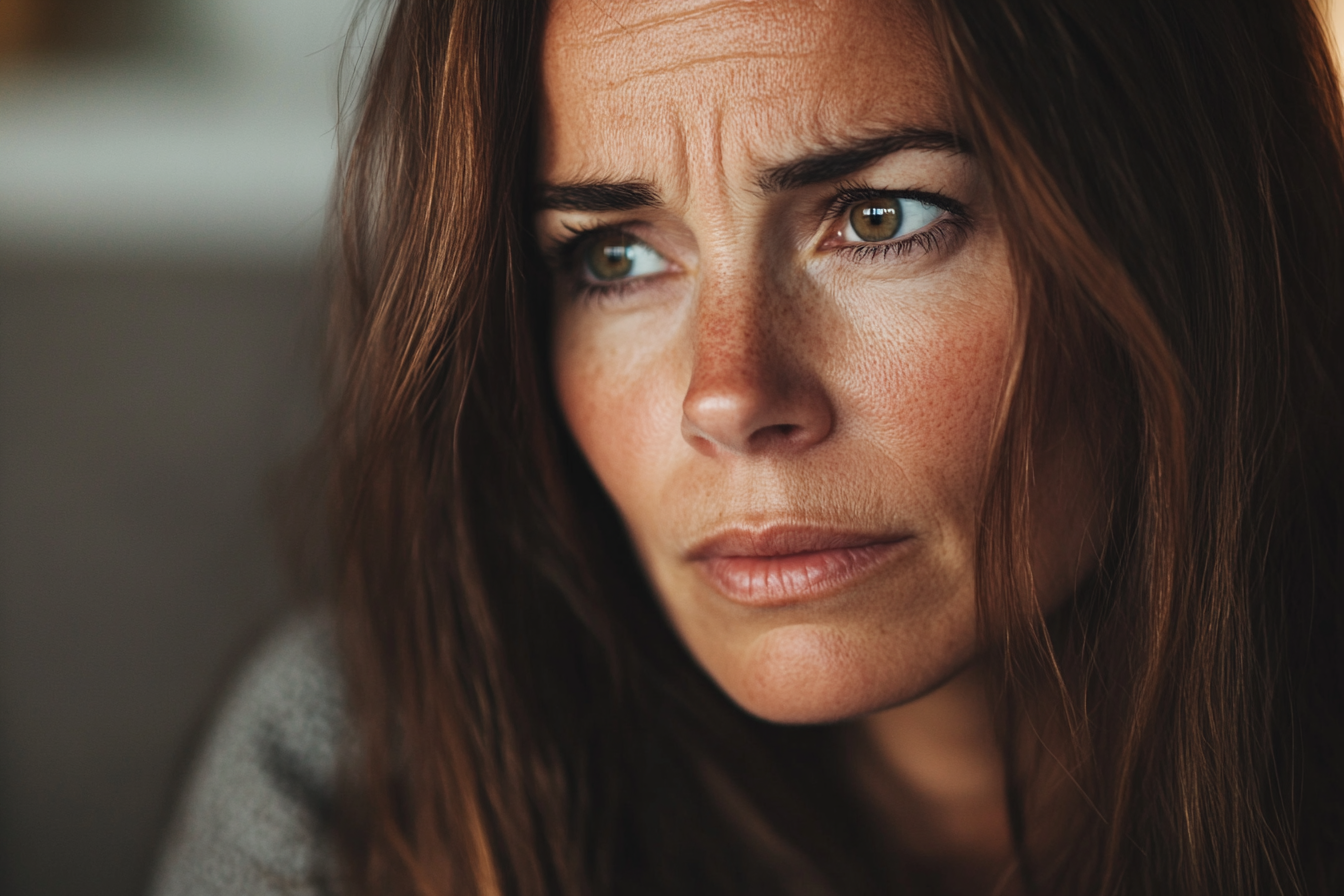 Une femme fronce les sourcils en regardant quelqu'un | Source : Midjourney