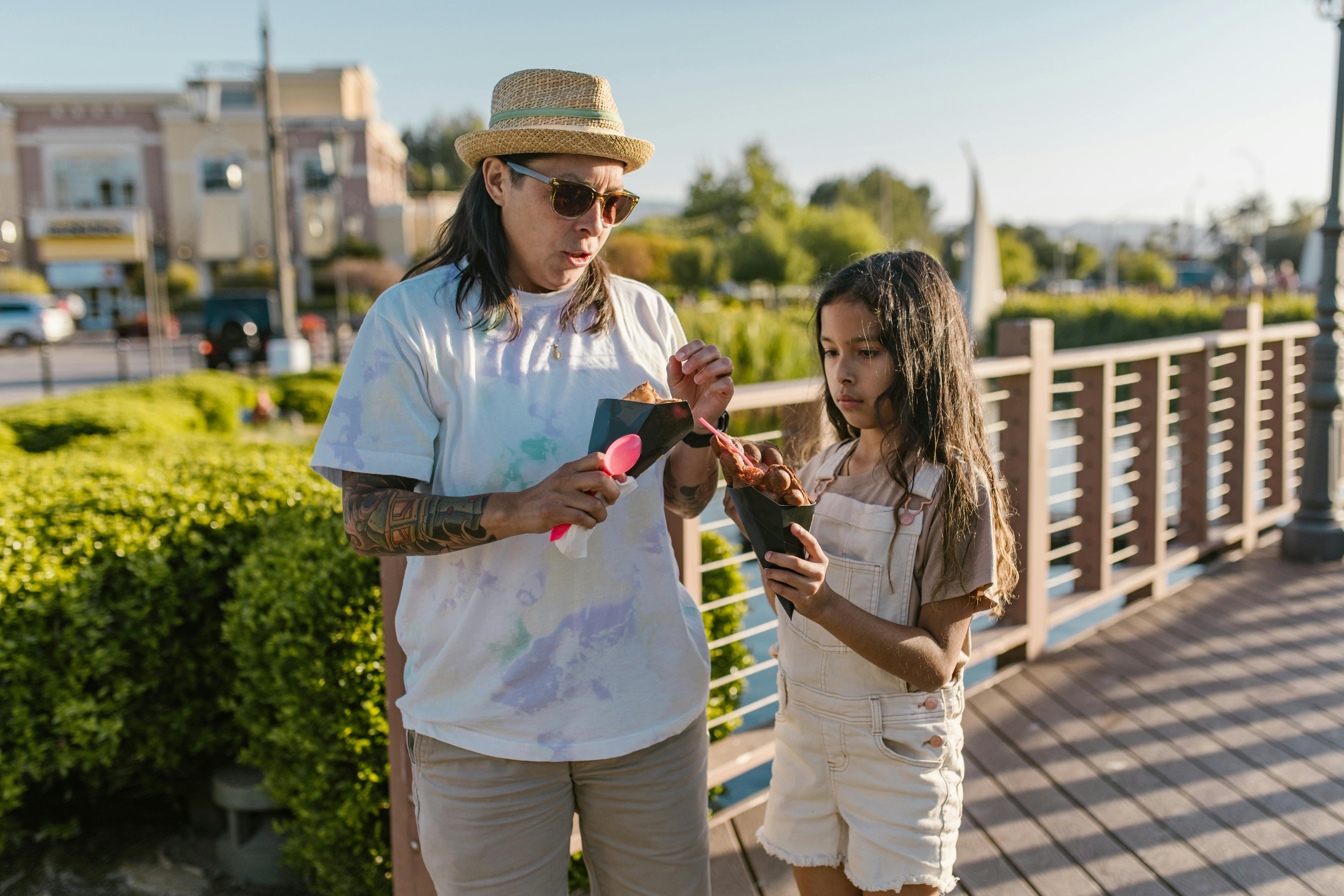Père et fille dégustant une glace | Source : Pexels