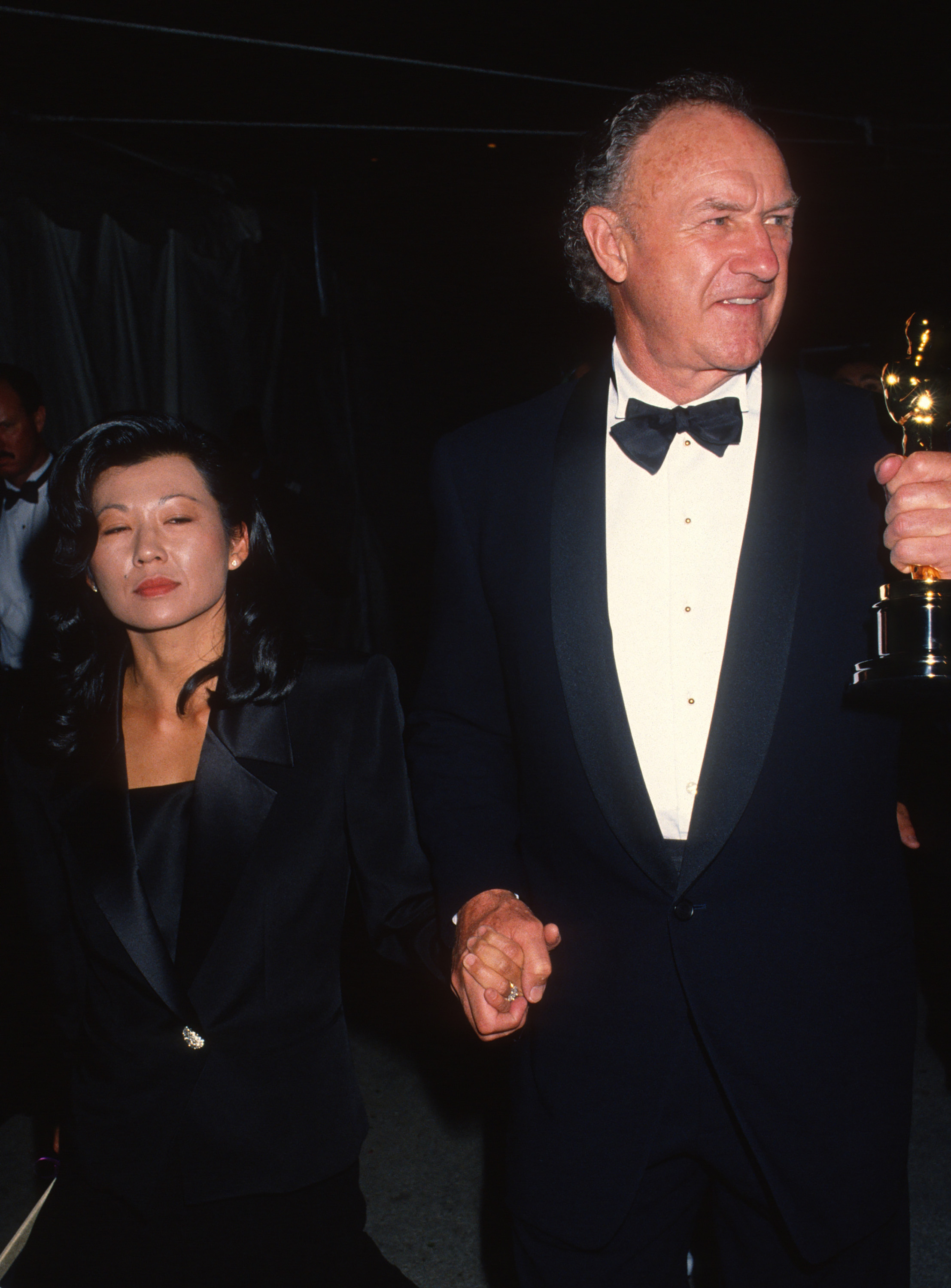 Betsy Arakawa et l'acteur Gene Hackman assistent à la 65e cérémonie annuelle des Oscars au Dorothy Chandler Pavilion, Los Angeles, Californie, le 29 mars 1993 | Source : Getty Images