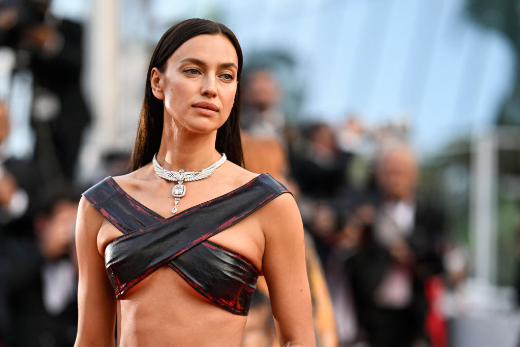 Irina Shayk assiste au tapis rouge "Le Jeu de la Reine" lors du 76e festival annuel du film de Cannes au Palais des Festivals le 21 mai 2023 à Cannes, France. | Source : Getty Images