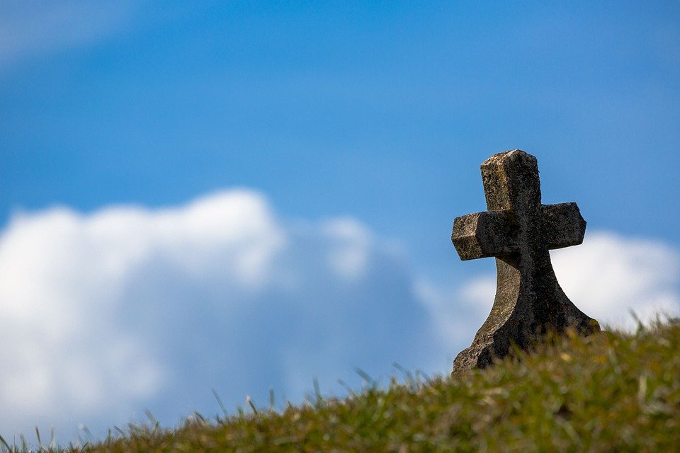 Le croix d'une tombe | photo : Pixabay