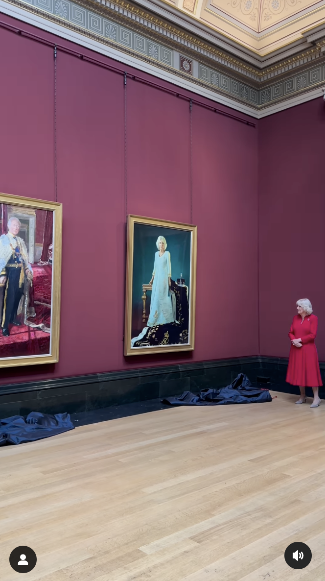 La reine Camilla est photographiée debout à côté de son portrait de couronnement d'État, daté du 6 mai 2025 | Source : Instagram/theroyalfamily