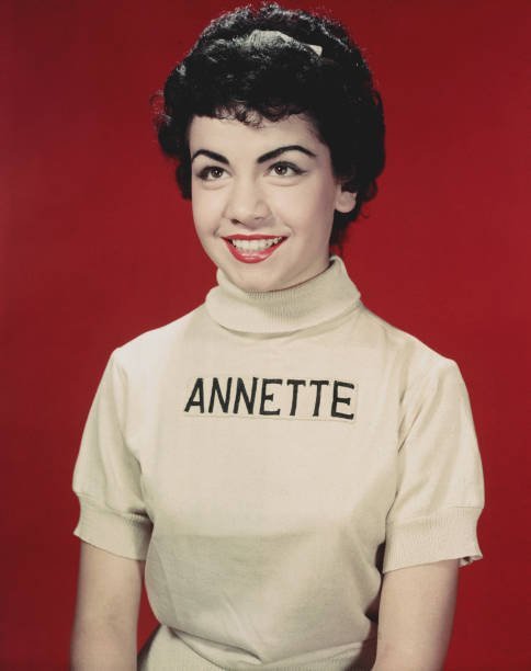 Portrait en studio de l'actrice américaine Annette Funicello, pour l'émission télévisée "The Mickey Mouse Club", vers 1955. | Source : Getty Images