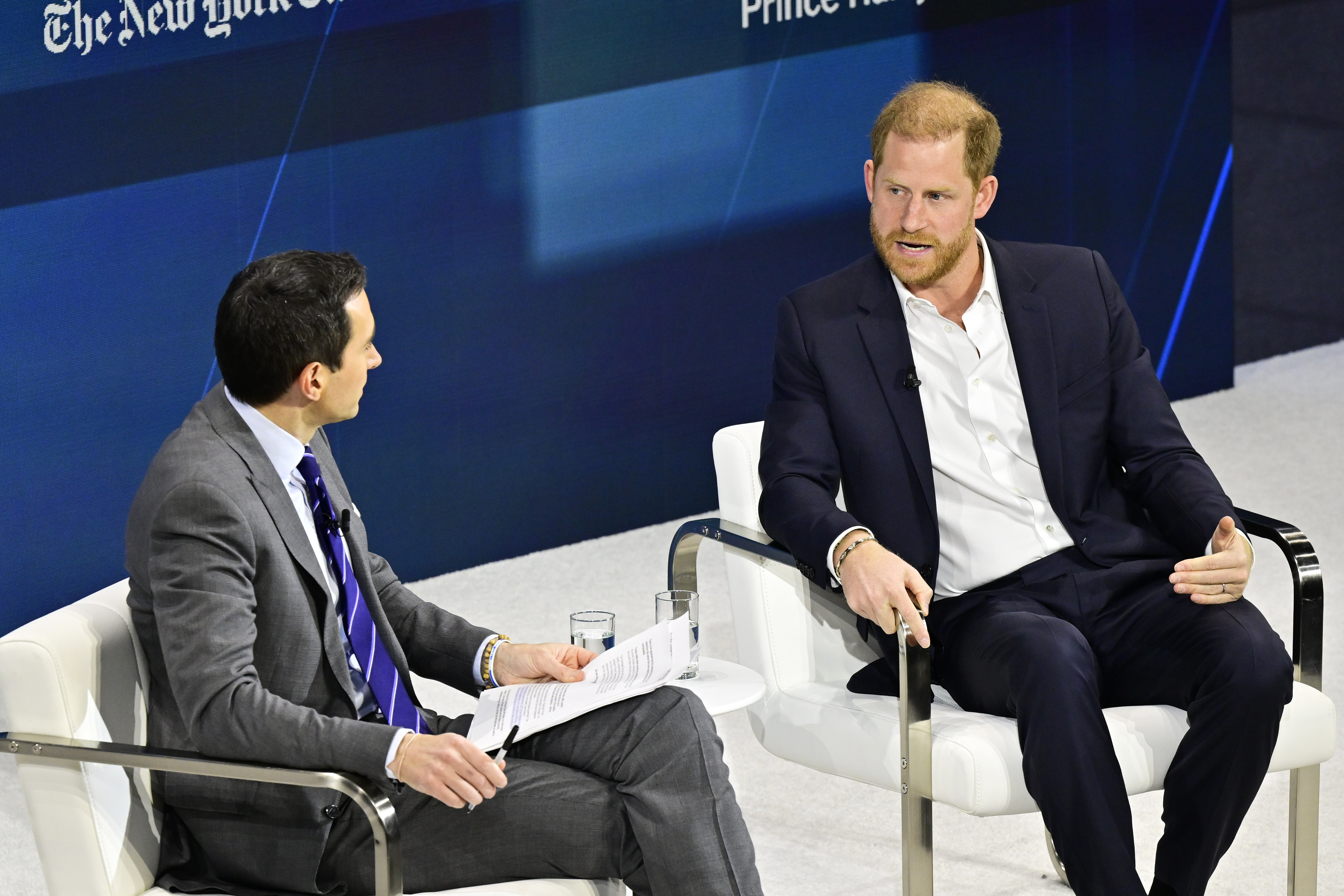 Le prince Harry s'exprime sur scène lors du sommet 2024 du New York Times Dealbook, le 4 décembre 2024, à New York. | Source : Getty Images